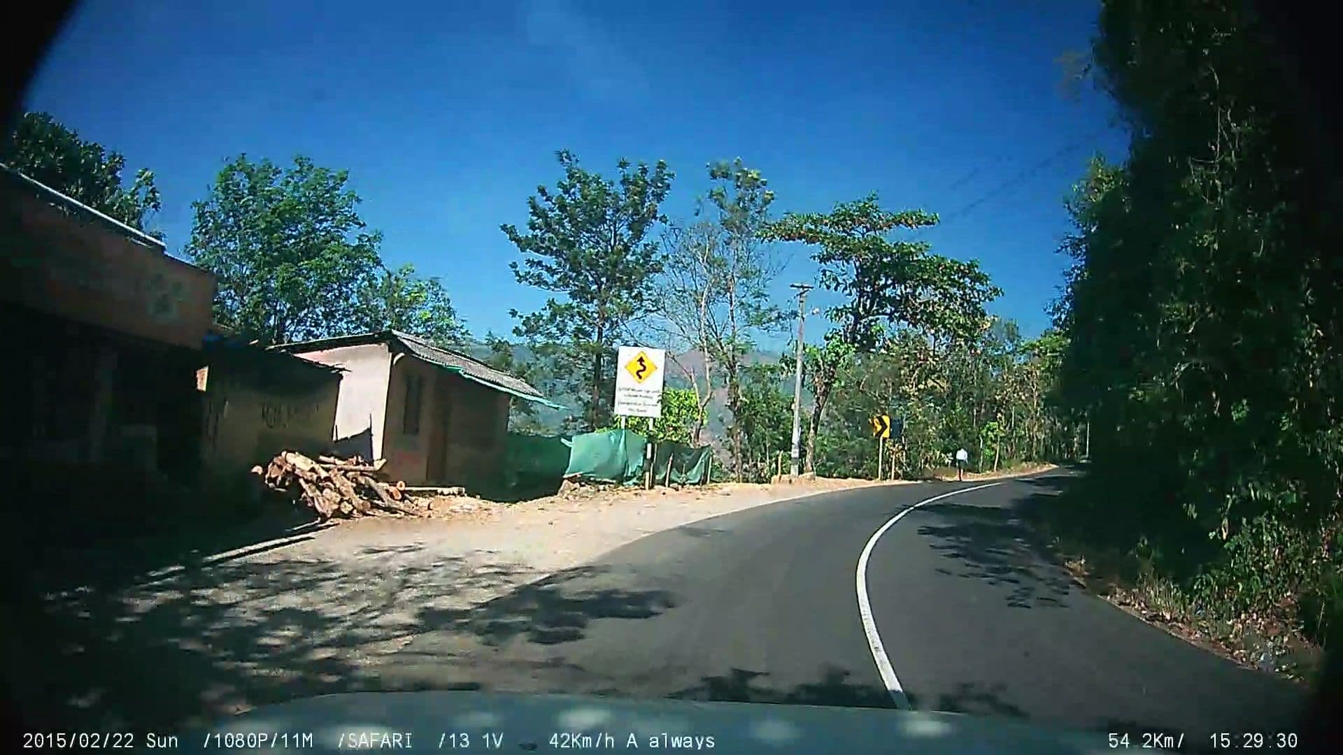 Street view near Mountain View Hotel, Erāttupetta — © johnichan (CC BY-SA · Mapillary)