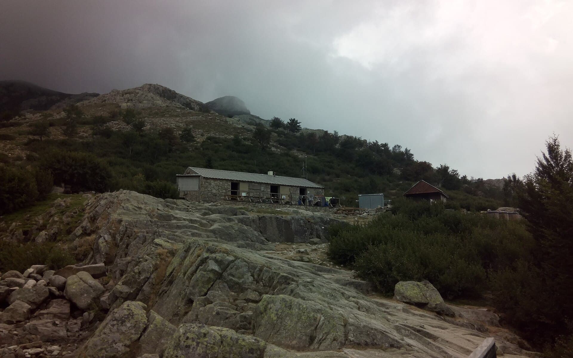 Refuge de Manganu (via Wikimedia Commons, CC BY-SA 4.0)