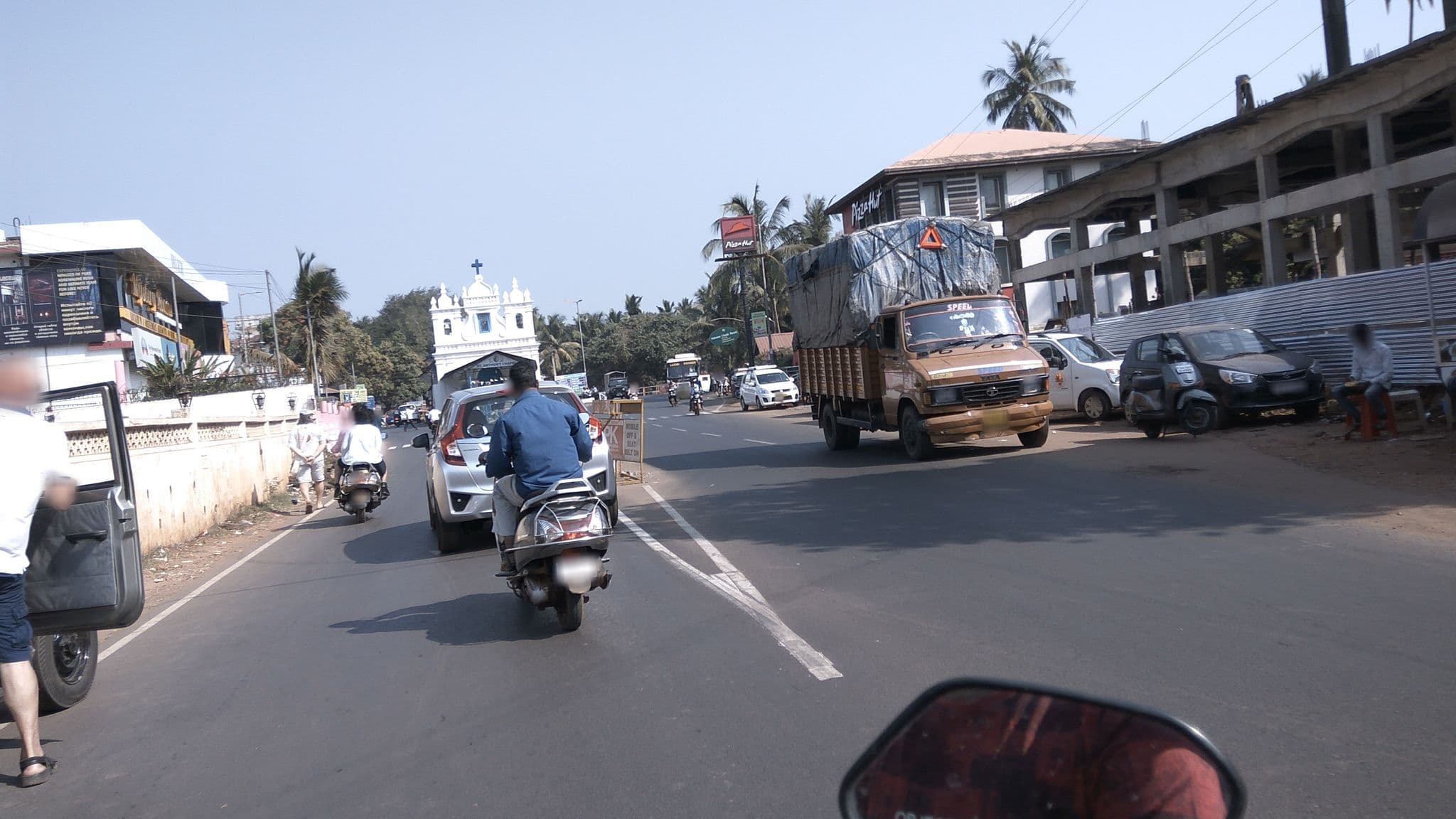 Street view near De Coracao Resort, Calangute — © natarajakaveeti (CC BY-SA · Mapillary)