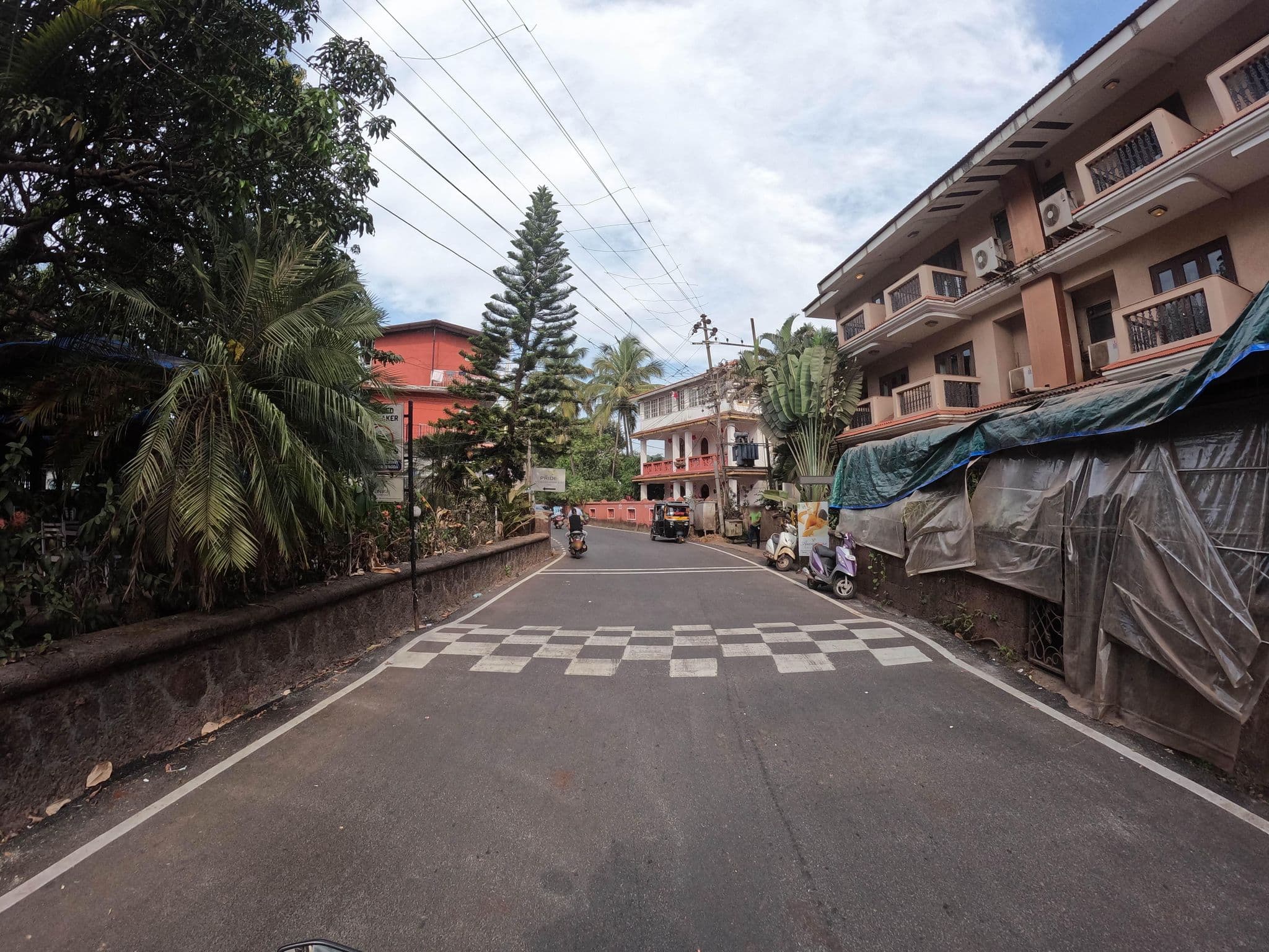 Street view near Maizons Lakeview Resort, Baga — © lucomsky (CC BY-SA · Mapillary)