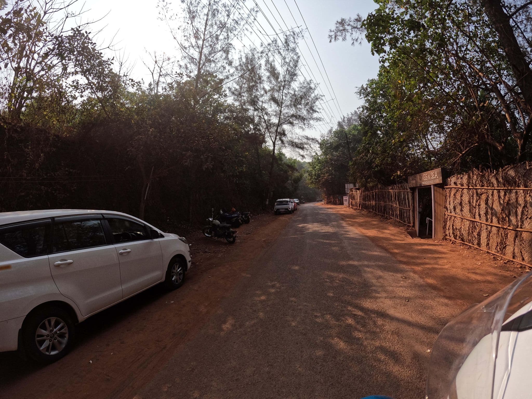 Street view near l'amore Beach Cottages, Mandrem — © lucomsky (CC BY-SA · Mapillary)