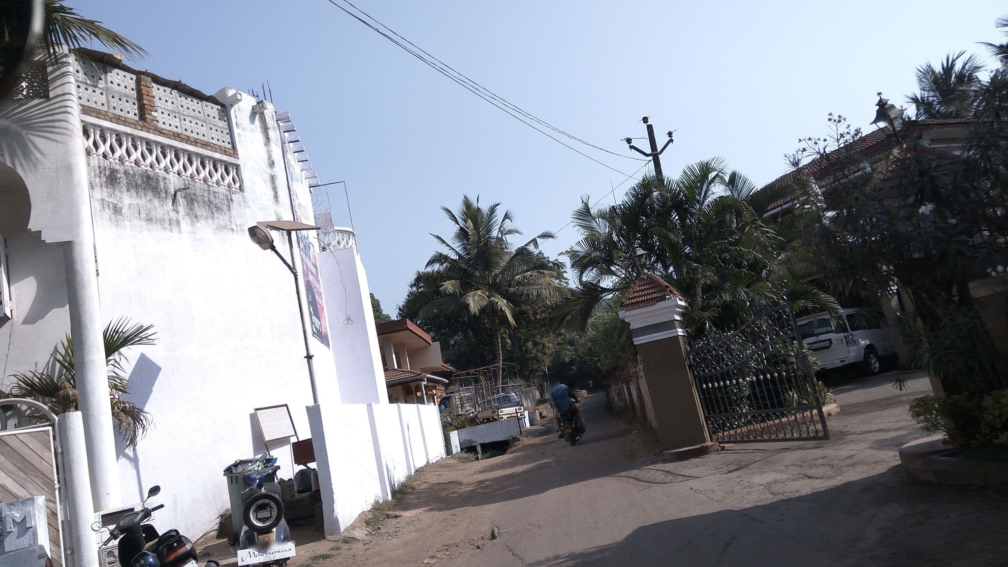 Street view near Apartment Du-2 Candolim, Candolim — © natarajakaveeti (CC BY-SA · Mapillary)