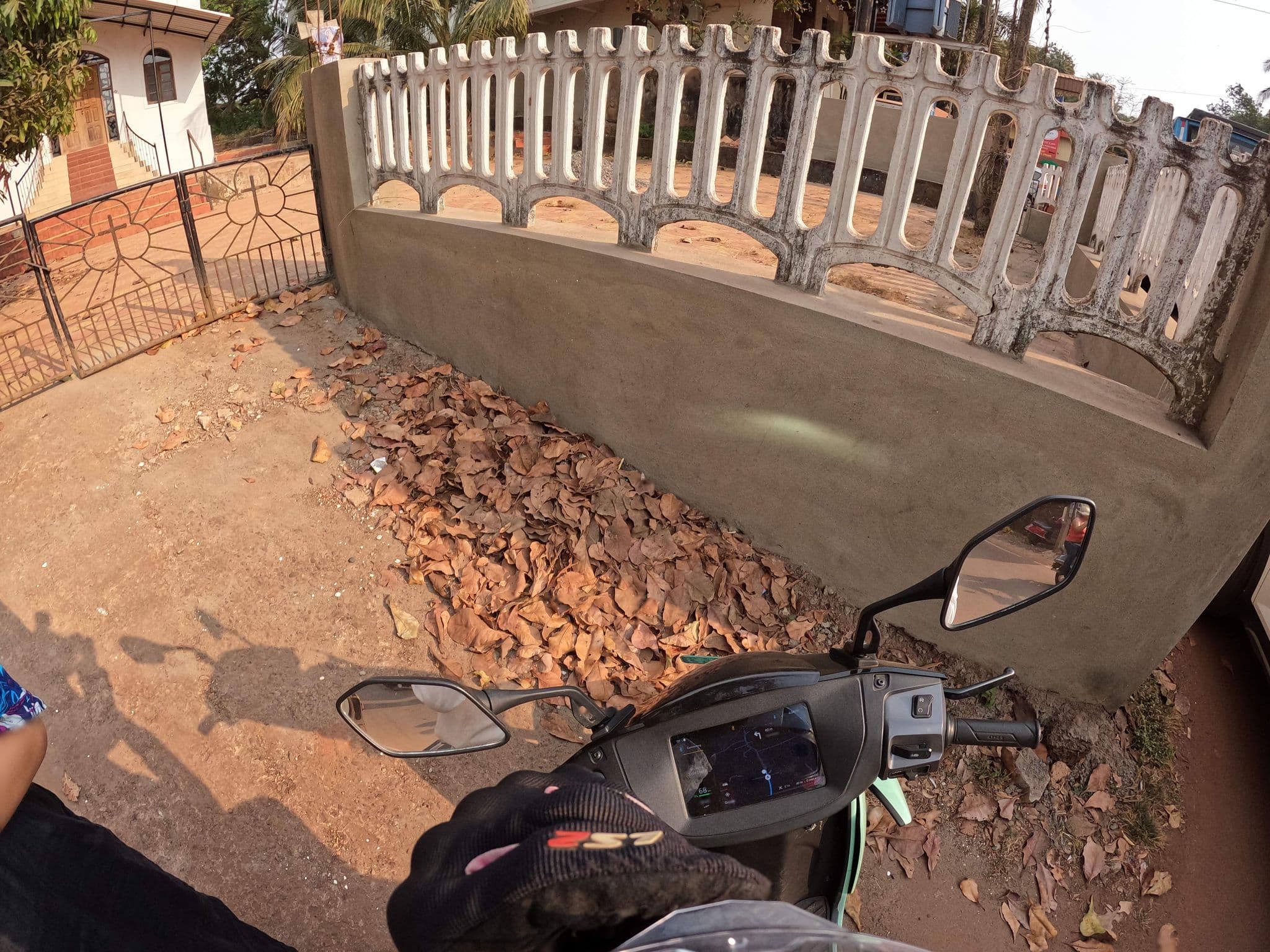 Street view near La Oasis by the Verda, Anjuna — © lucomsky (CC BY-SA · Mapillary)