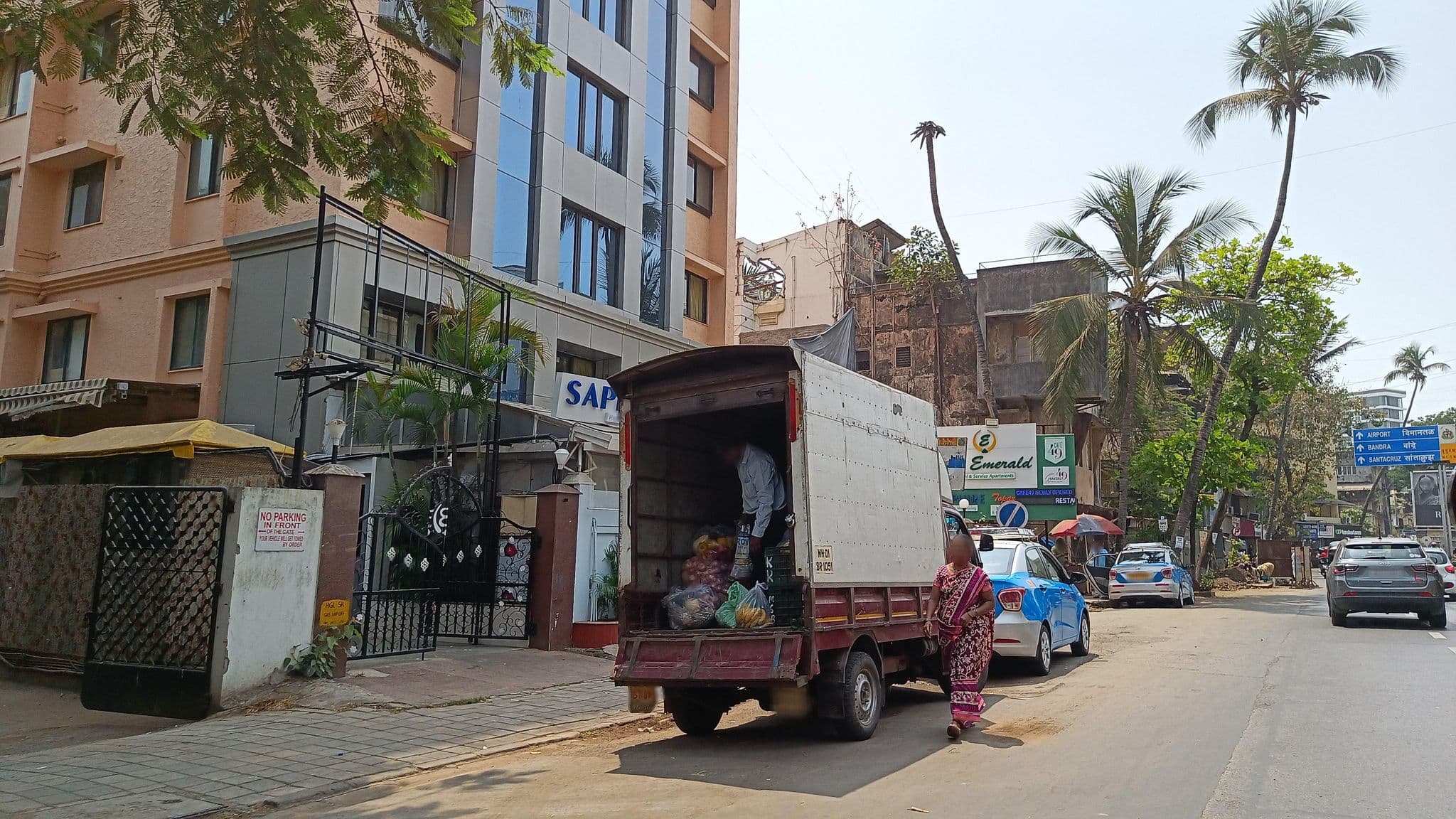 Street view near Best Western The Emerald, Mumbai — © varunbhakhri (CC BY-SA · Mapillary)