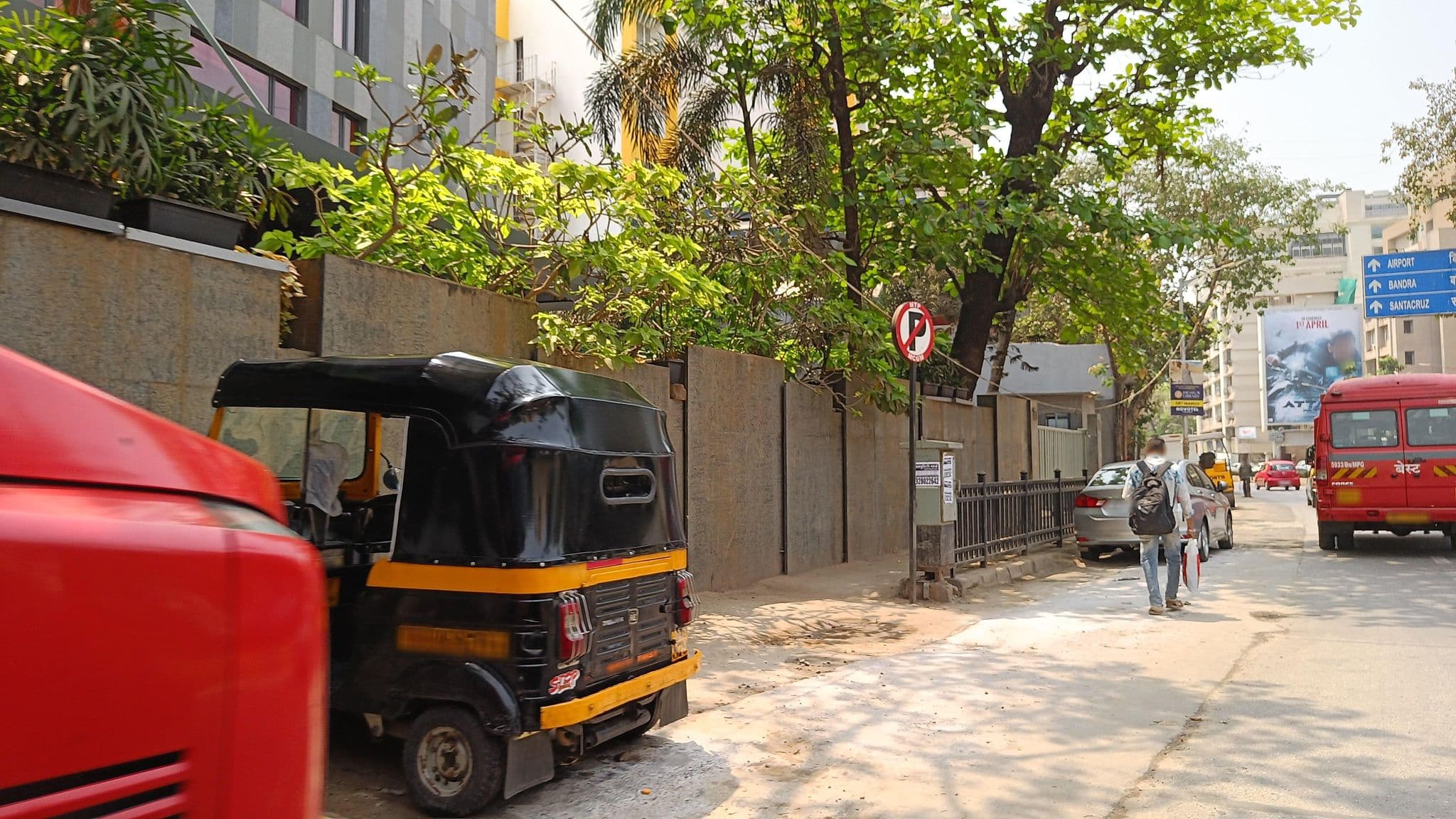 Street view near The Park Hotel Juhu, Mumbai — © varunbhakhri (CC BY-SA · Mapillary)