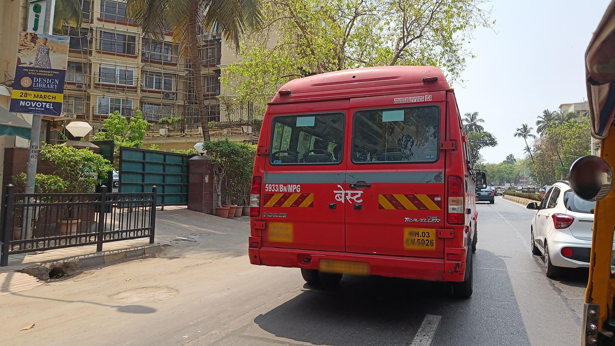 Street view near Hotel Ajanta, Mumbai — © varunbhakhri (CC BY-SA · Mapillary)