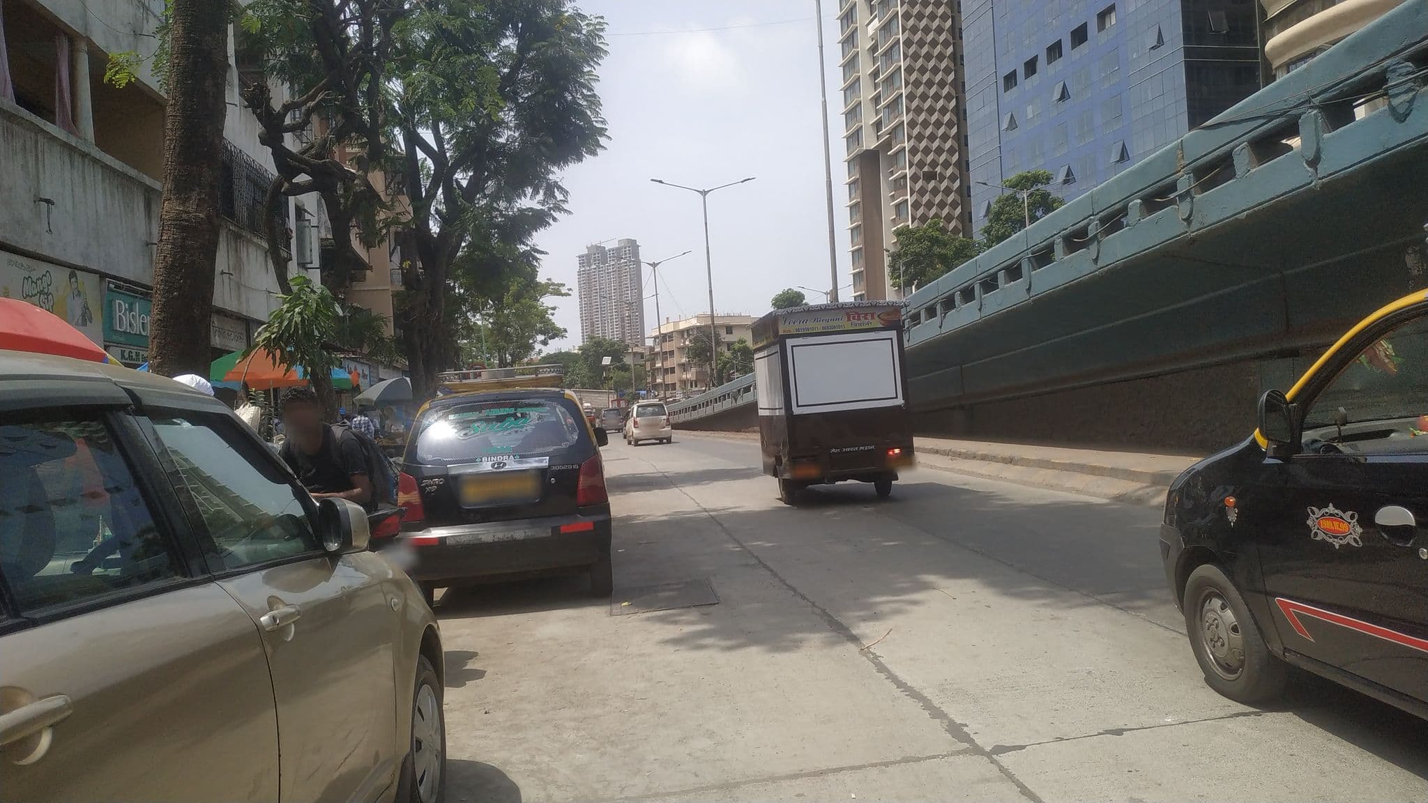 Street view near Hotel Hari Om, Dhārāvi — © tahreer (CC BY-SA · Mapillary)
