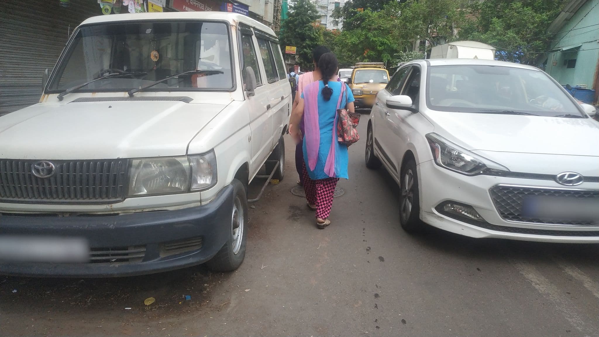 Street view near Blue Gem Hotel, Dhārāvi — © tahreer (CC BY-SA · Mapillary)