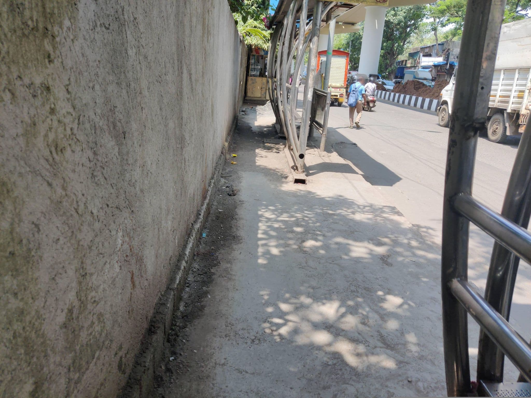 Street view near Shree Manohar Mewad Hindu Hotel, Mumbai — © dylanman (CC BY-SA · Mapillary)