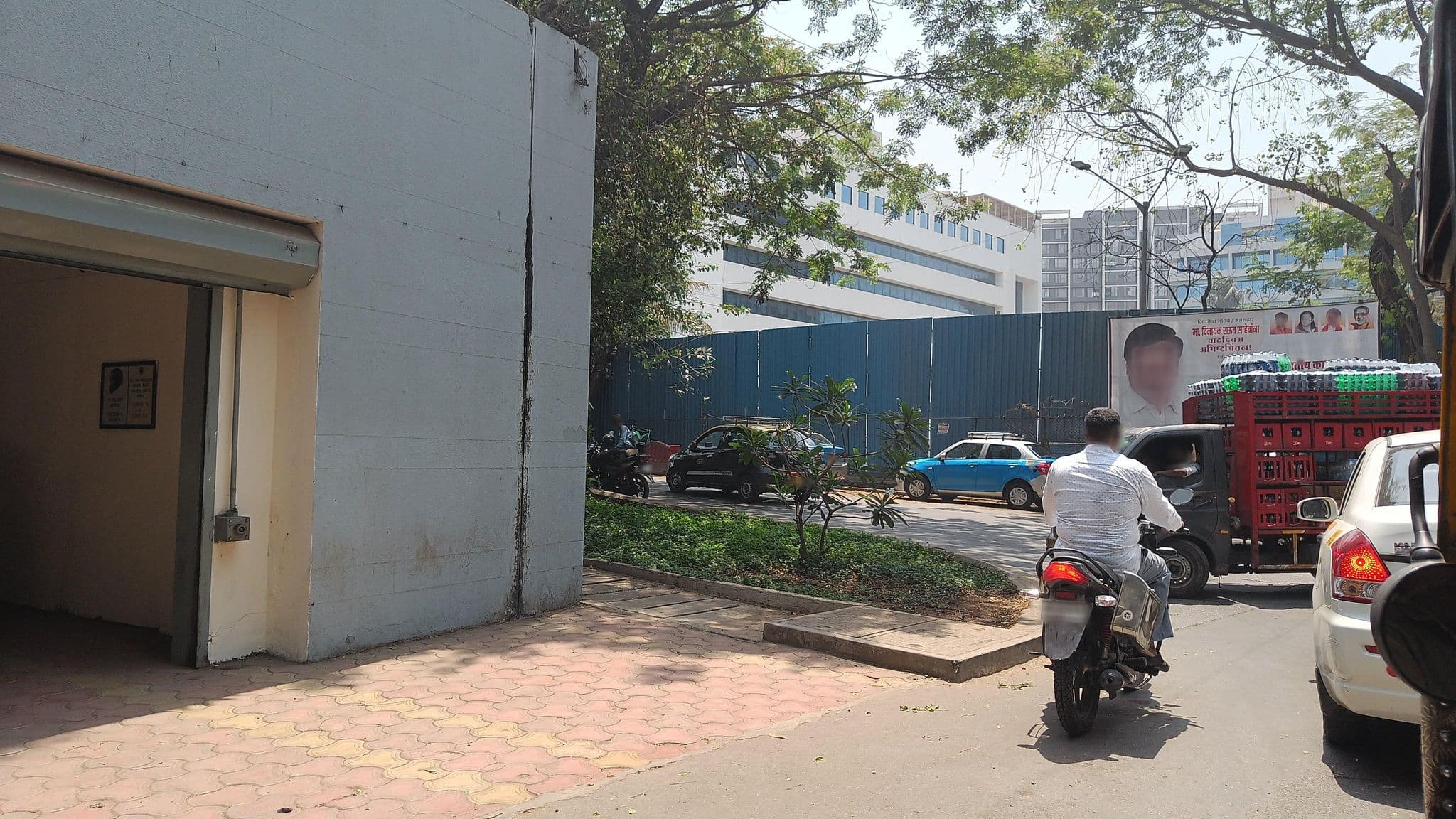 Street view near Laurent & Benon, Mumbai — © varunbhakhri (CC BY-SA · Mapillary)