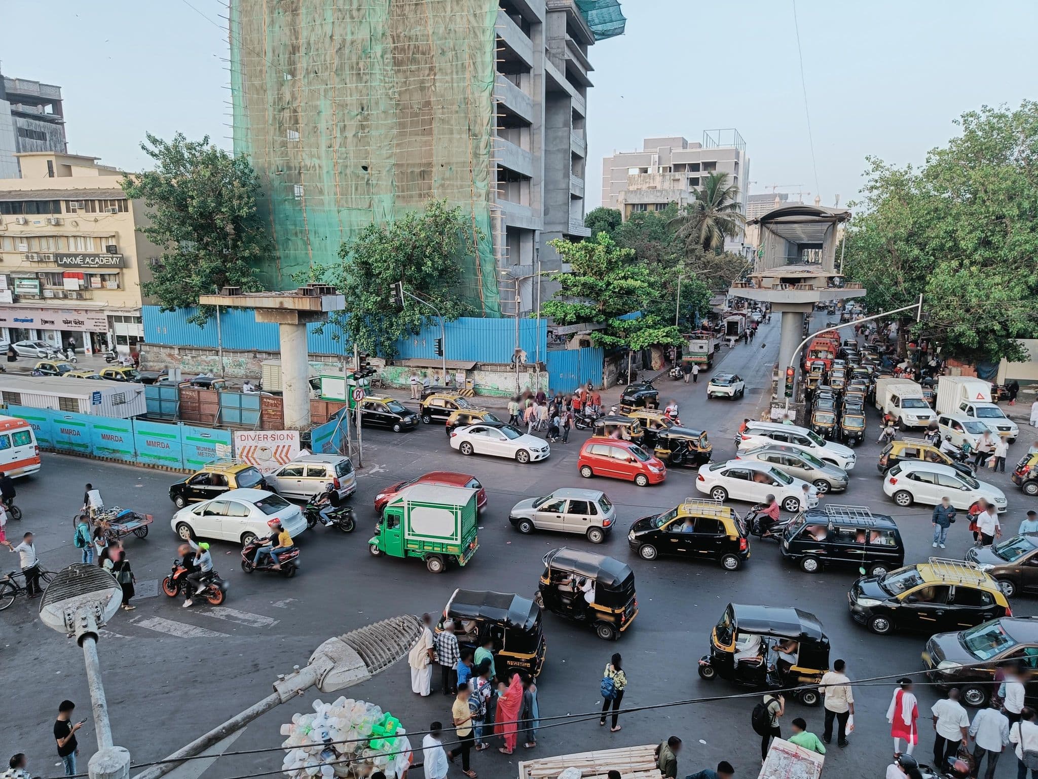 Street view near Osi Apartments Bandra West, Dhārāvi — © IBI (CC BY-SA · Mapillary)