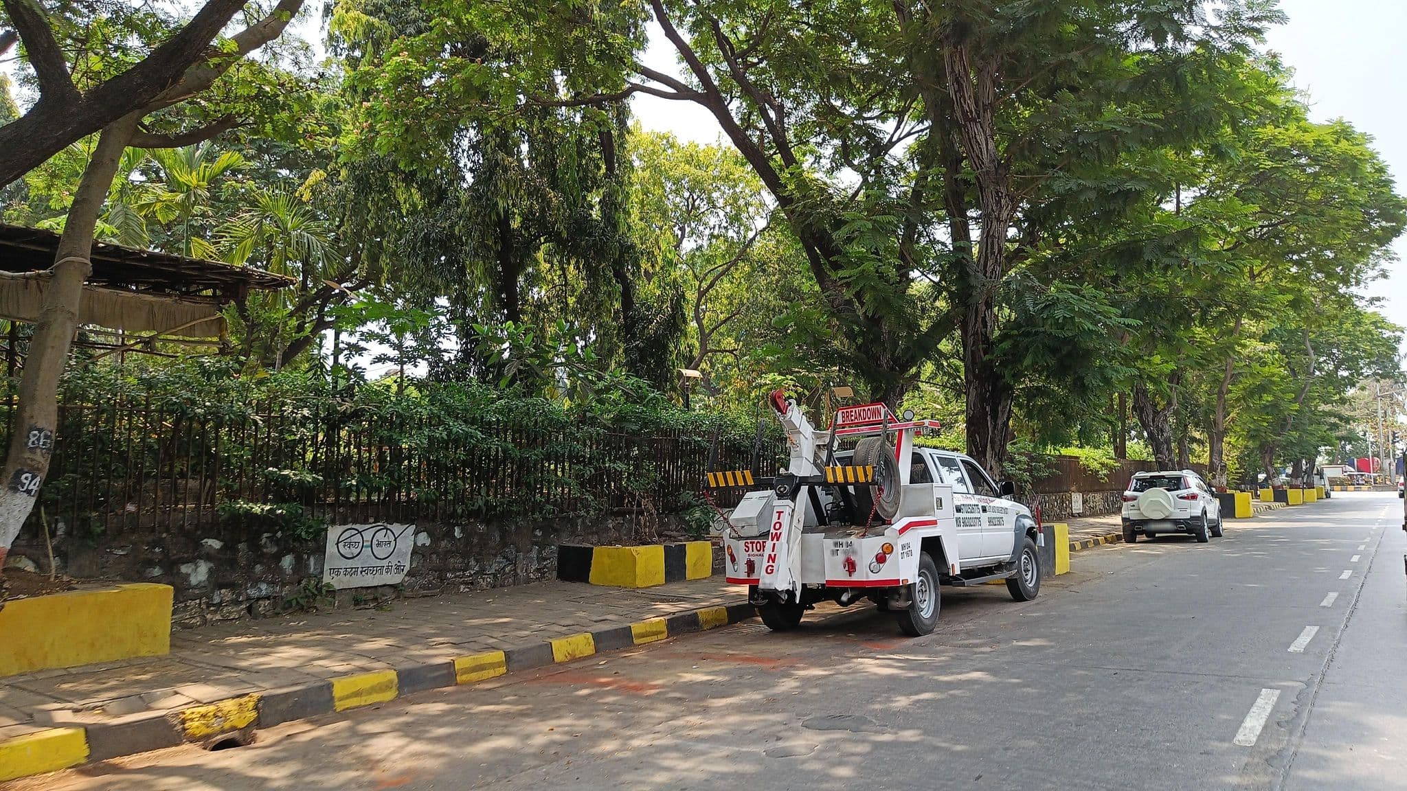 Street view near Aura Executive Homes (Juhu), Mumbai — © varunbhakhri (CC BY-SA · Mapillary)