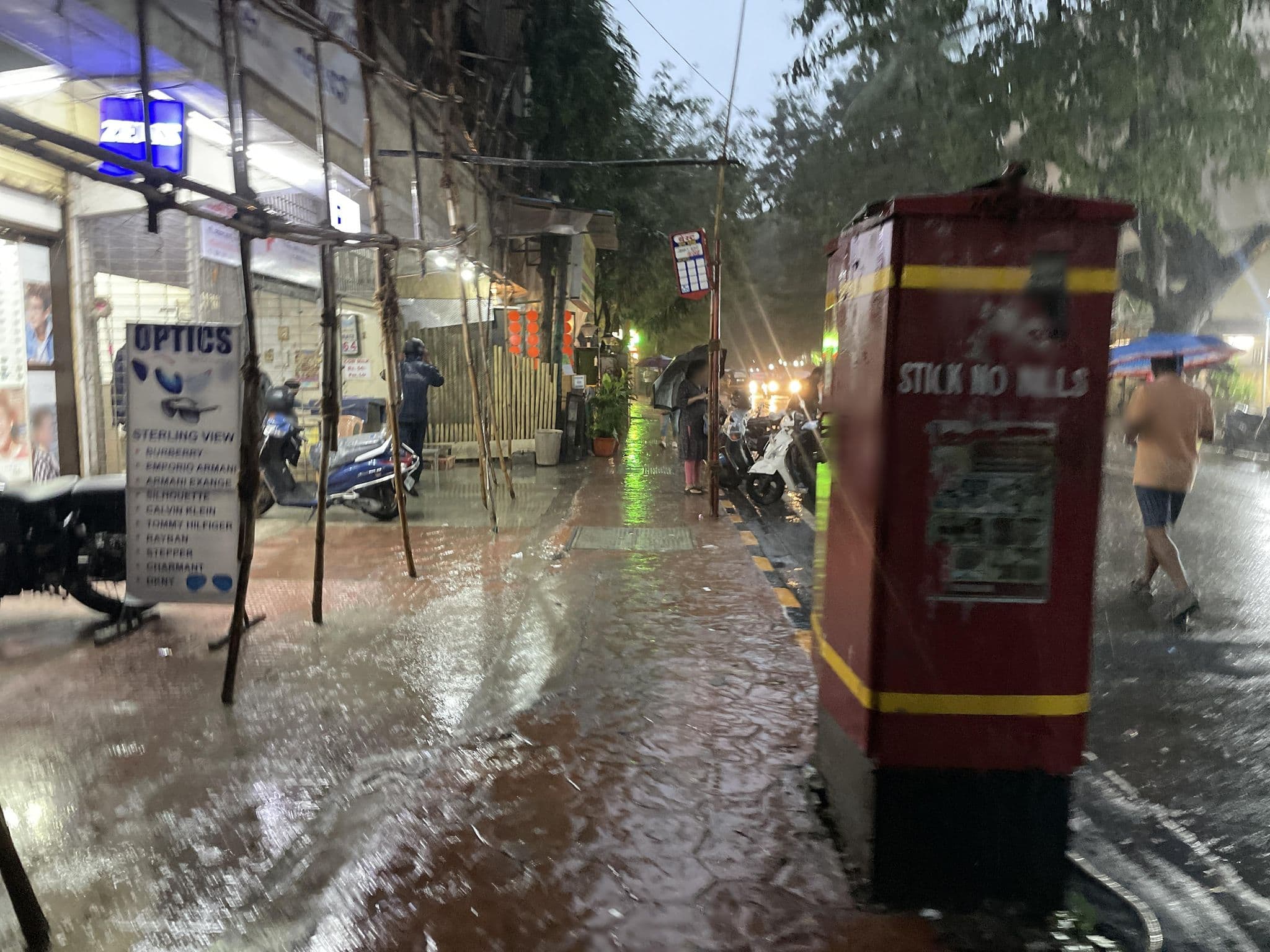 Street view near Executive Kalpataru Service Apartment, Borivli — © vaishnavidesai1361 (CC BY-SA · Mapillary)