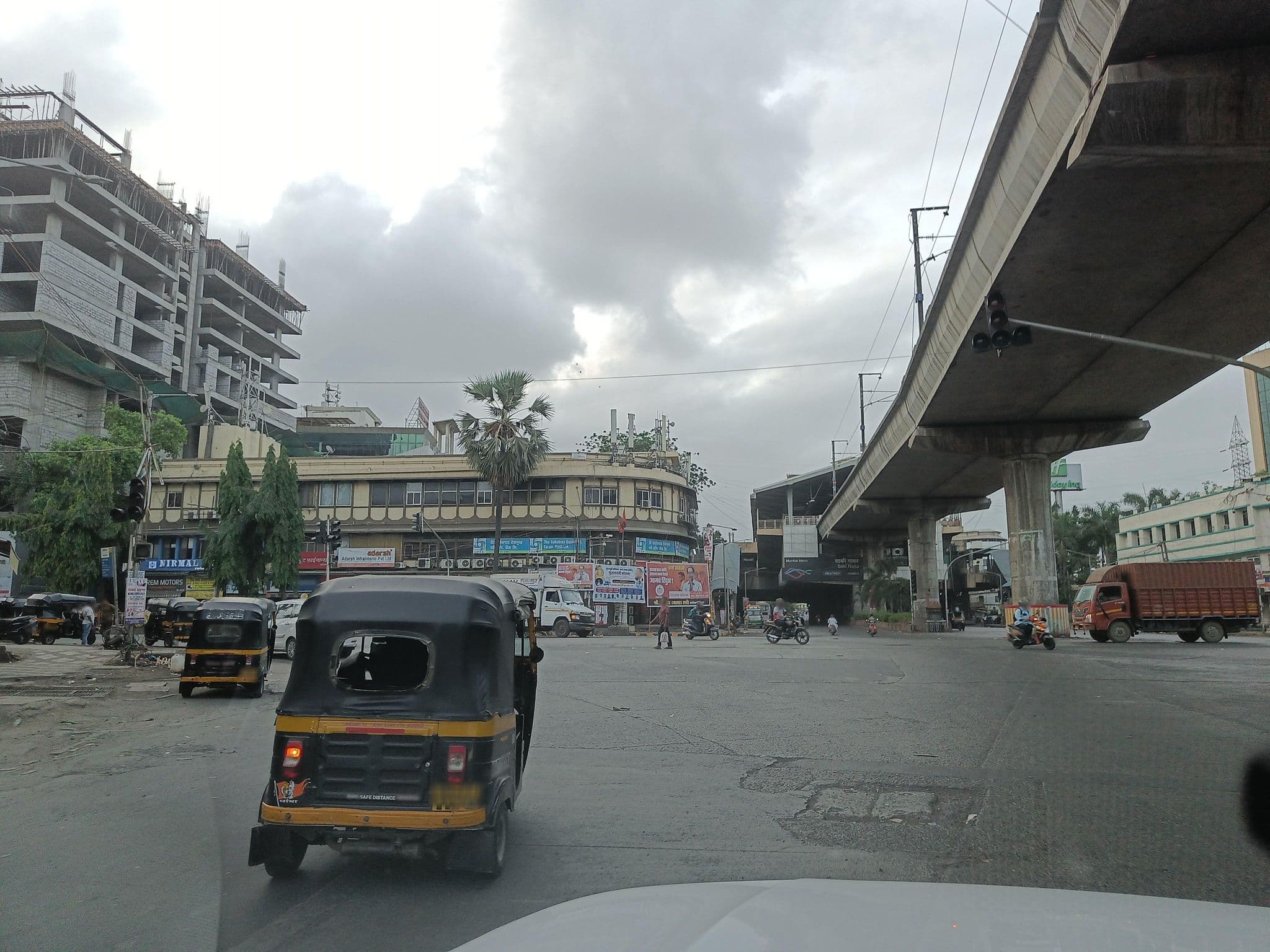 Street view near Mumbai metro hotel, Powai — © varunbhakhri (CC BY-SA · Mapillary)