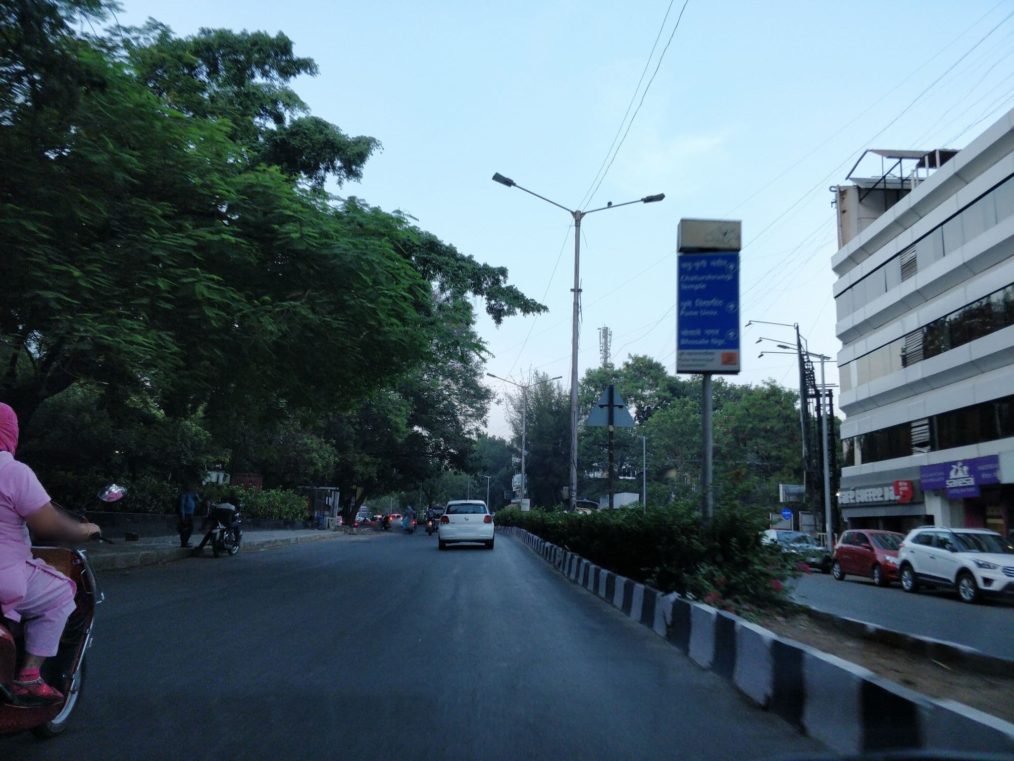 Street view near Hotel Sahara, Shivaji Nagar — © singleton (CC BY-SA · Mapillary)