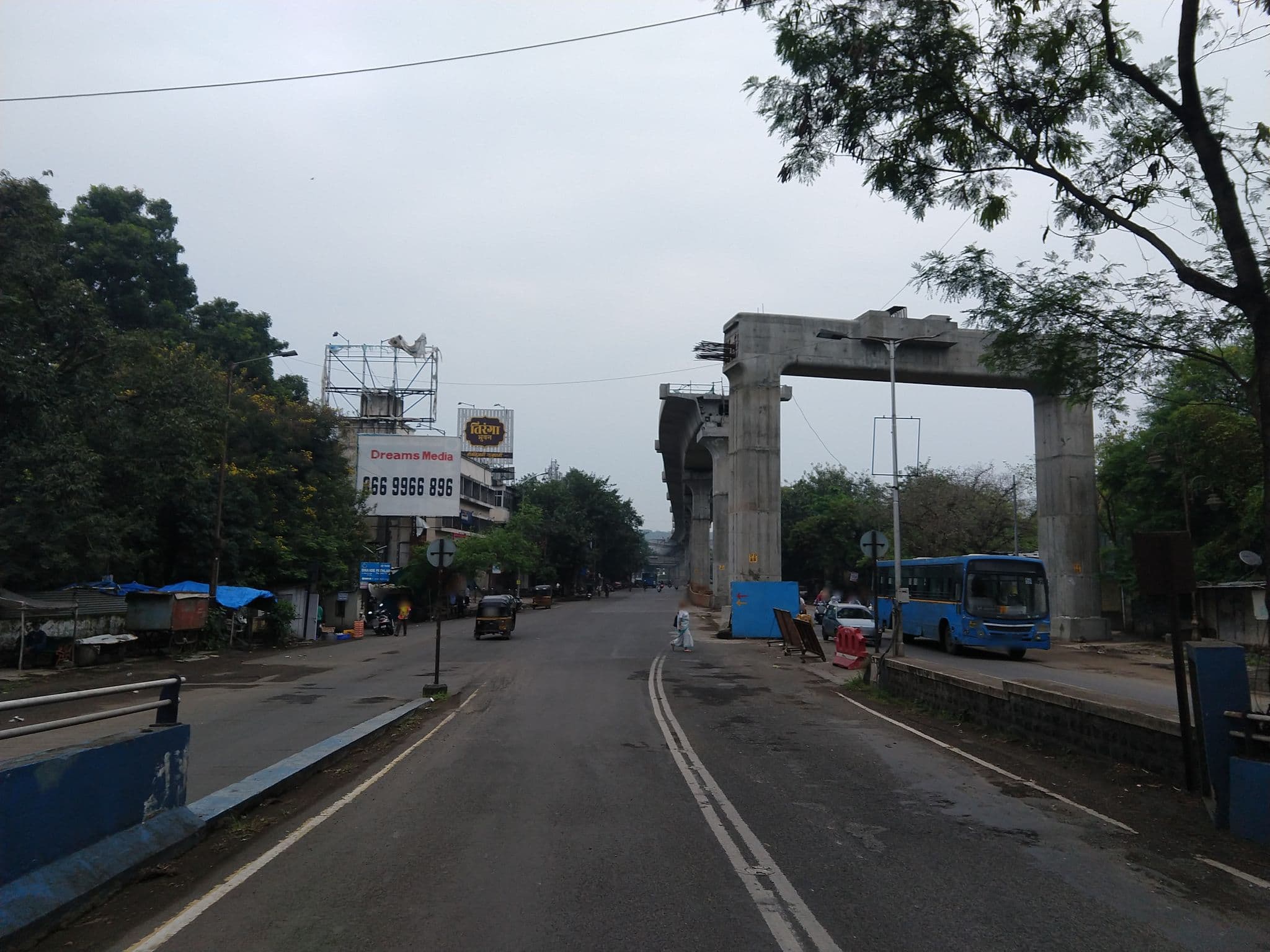 Street view near Hotel Yatri Lodge, Pune — © abhyankar (CC BY-SA · Mapillary)