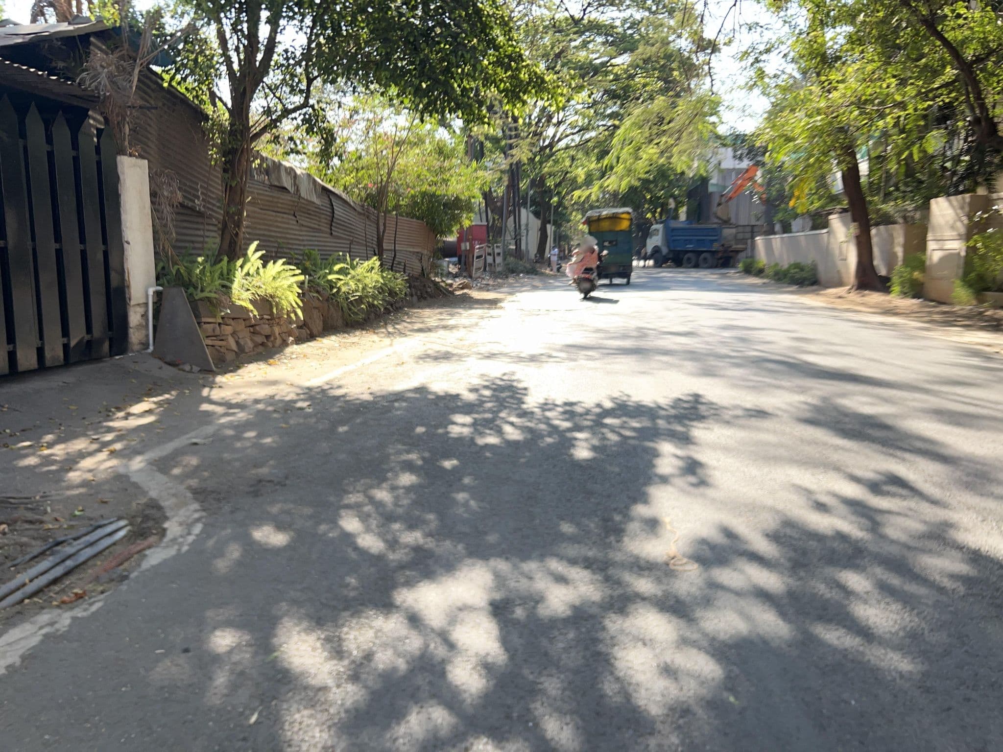Street view near Gadkaris Inn, Pune — © patilni (CC BY-SA · Mapillary)