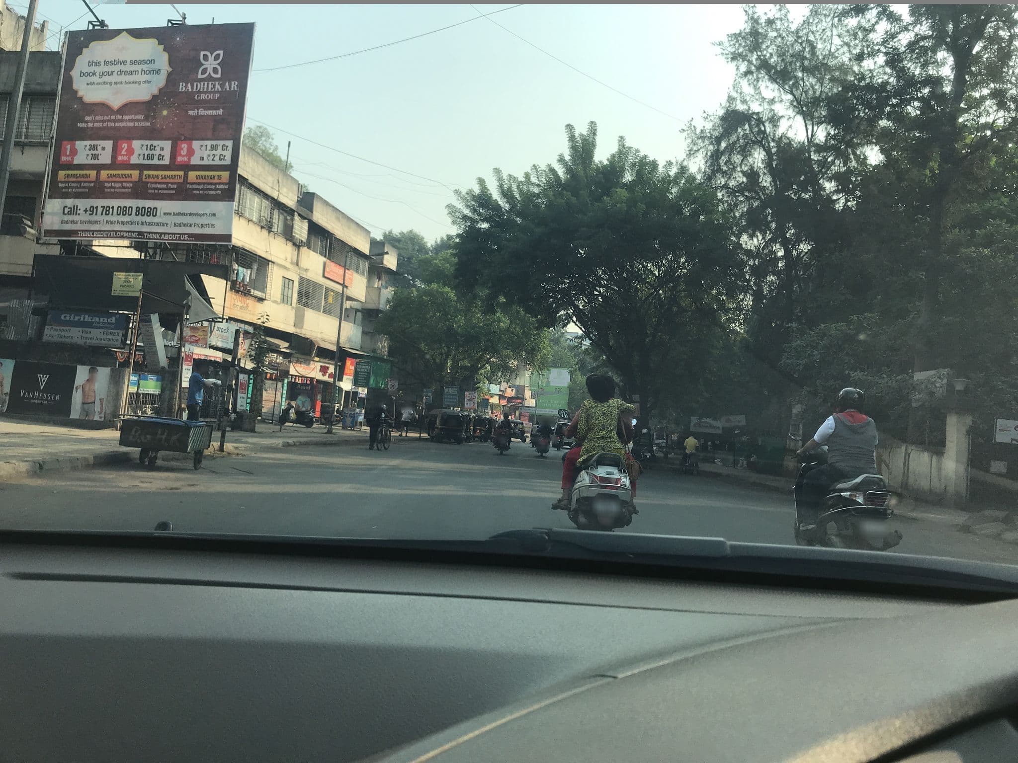 Street view near Hotel Senator Pune, Pune — © cartofy (CC BY-SA · Mapillary)