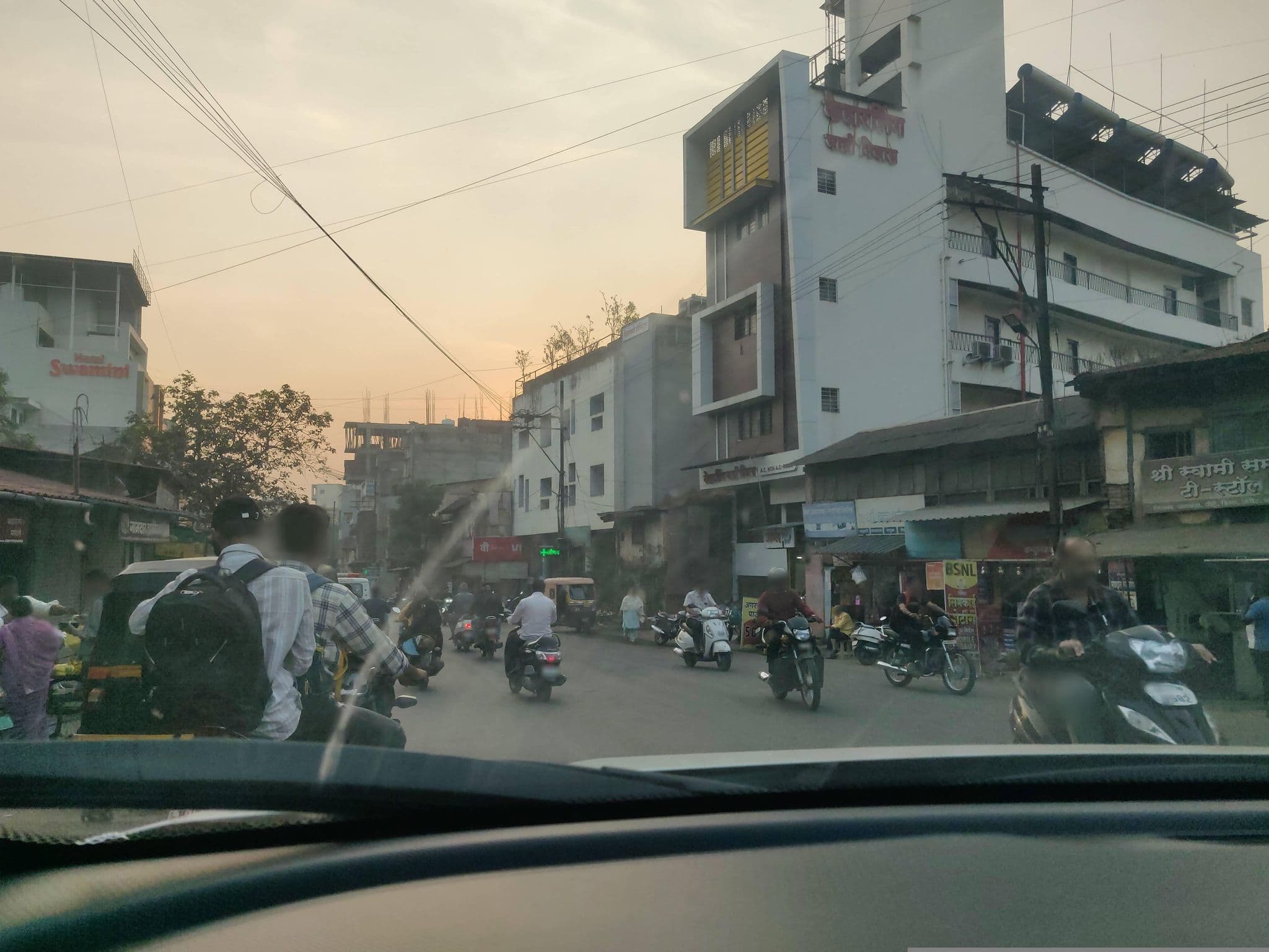 Street view near Hotel Shalini Palace, Kolhāpur — © AmrutaA (CC BY-SA · Mapillary)