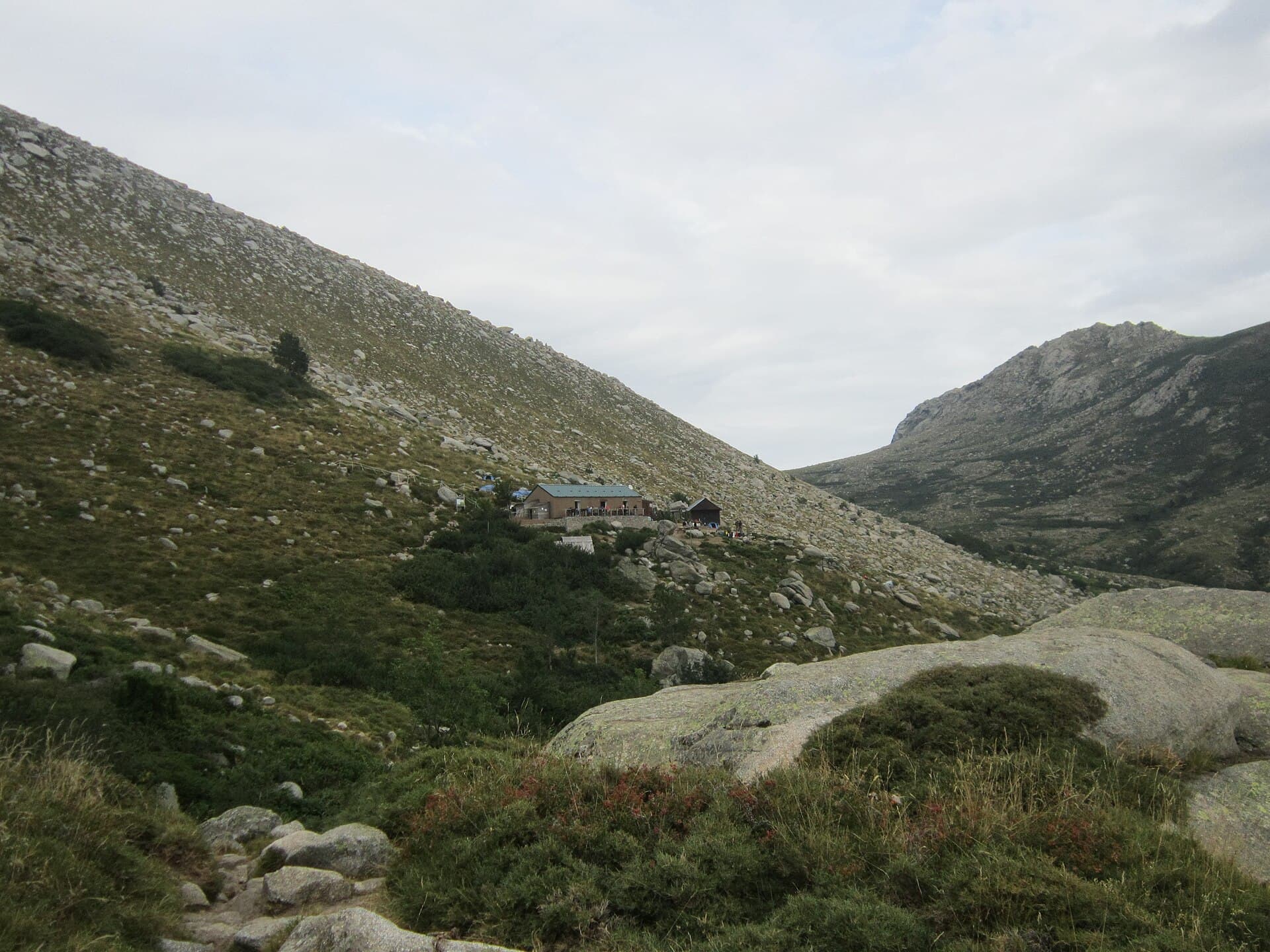 Refuge d'Asinau (via Wikimedia Commons, CC BY-SA 3.0)