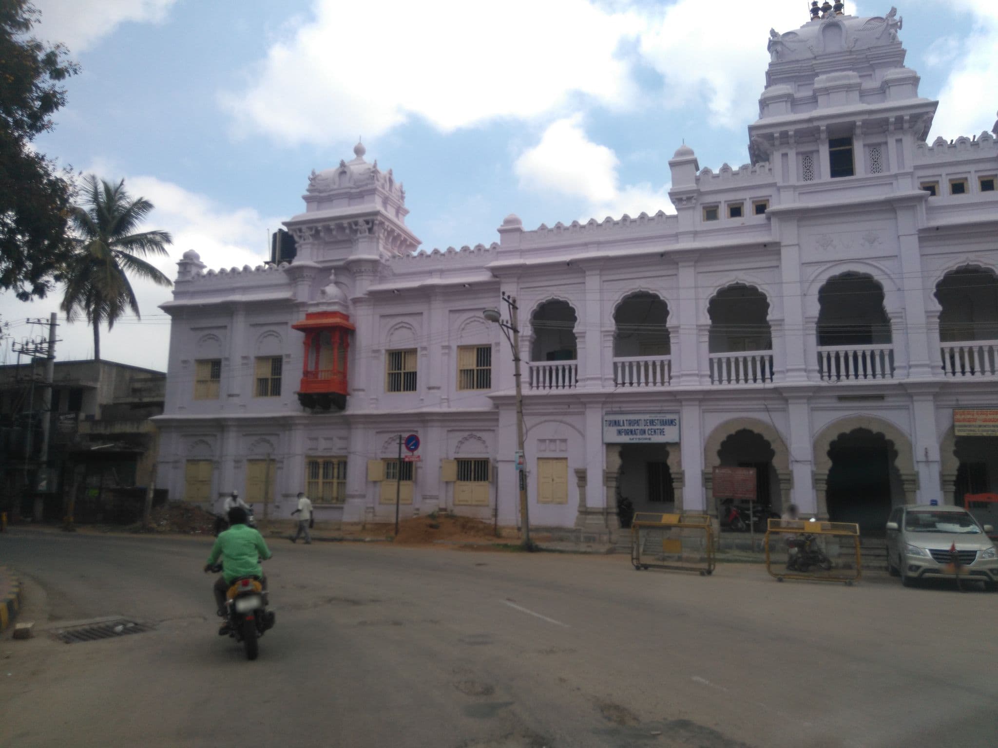 Street view near Sudarshan Lodge, Mysuru — © jacklee (CC BY-SA · Mapillary)