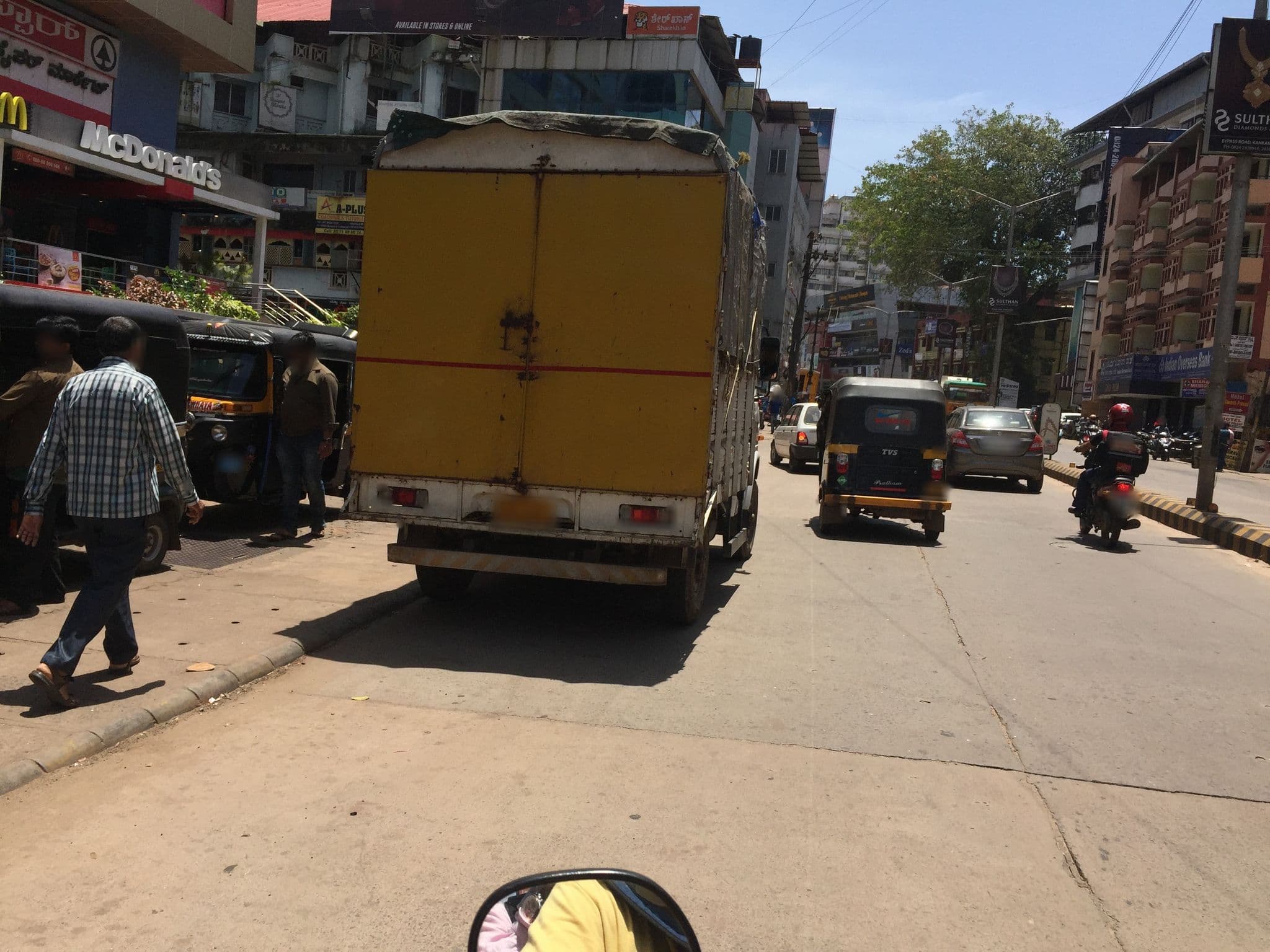 Street view near Topaz Lodging, Mangaluru — © piyusht (CC BY-SA · Mapillary)