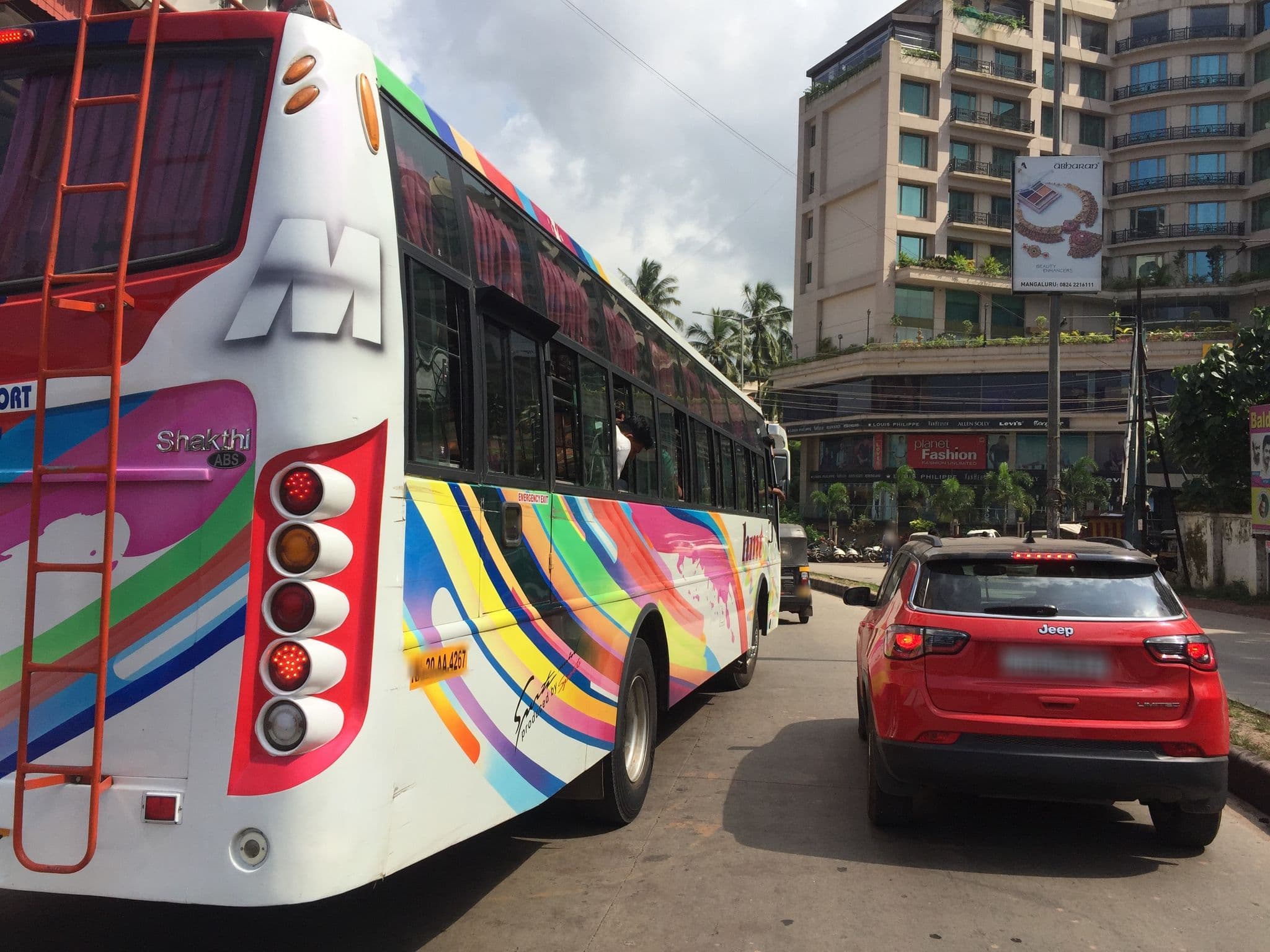 Street view near ゴールドフィンチホテル  マンガロール, Mangaluru — © piyusht (CC BY-SA · Mapillary)