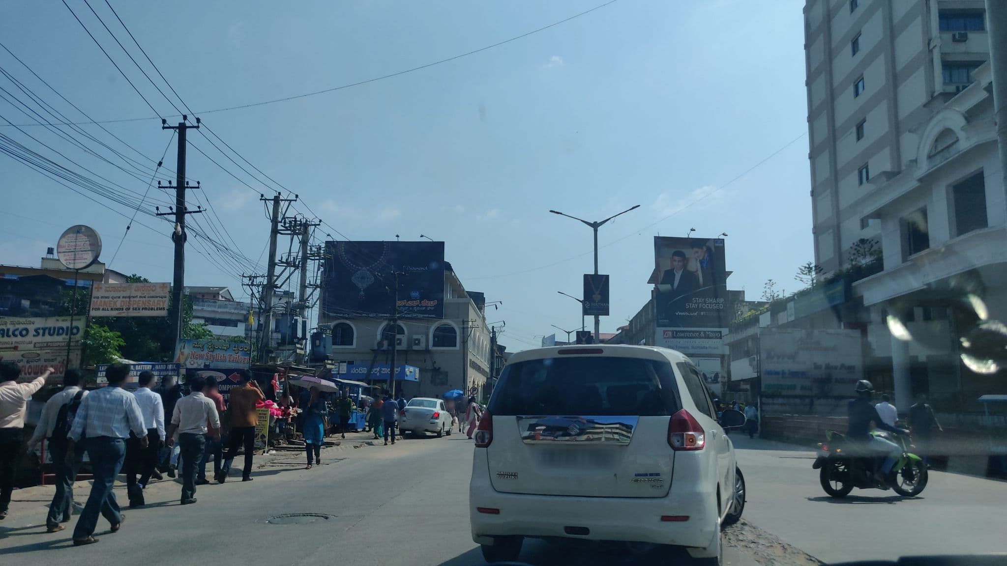 Street view near Vishwa Bhavan, Mangaluru — © janetmishineva (CC BY-SA · Mapillary)