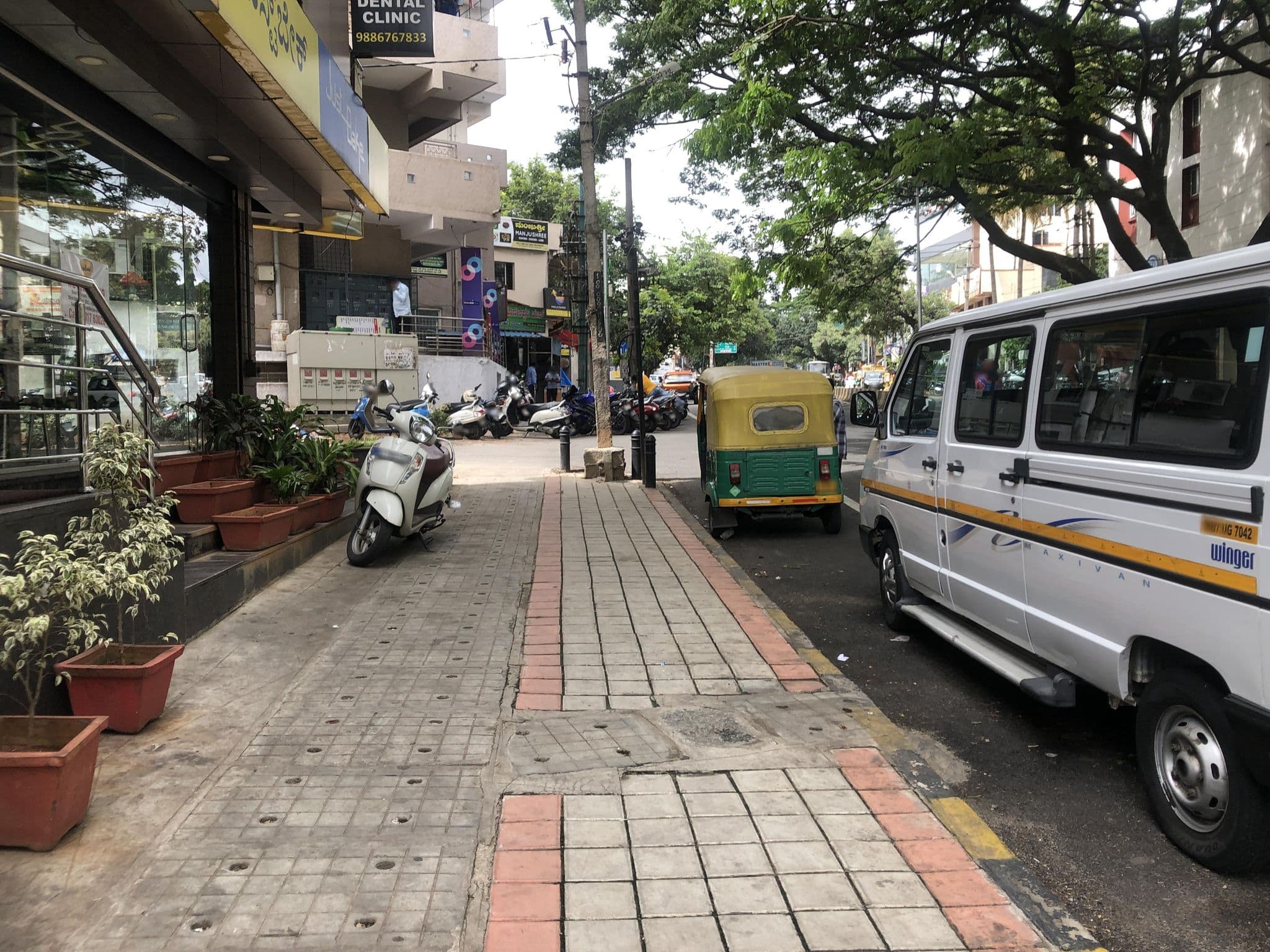 Street view near Aahar Utsav veg, Bengaluru — © olily (CC BY-SA · Mapillary)
