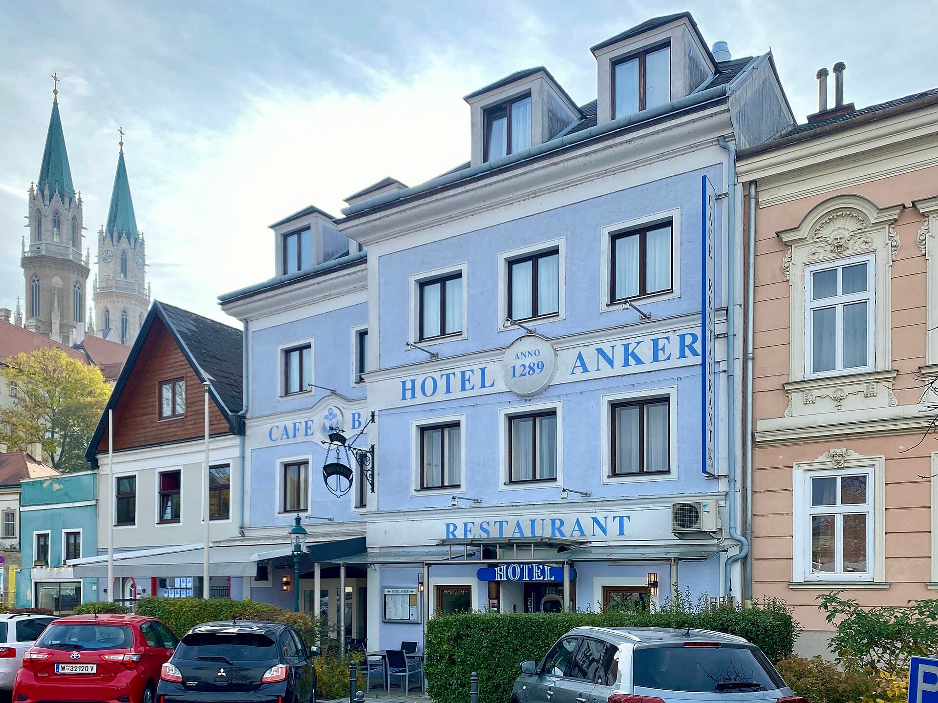 Hotel Anker (via Wikimedia Commons, CC BY-SA 4.0)