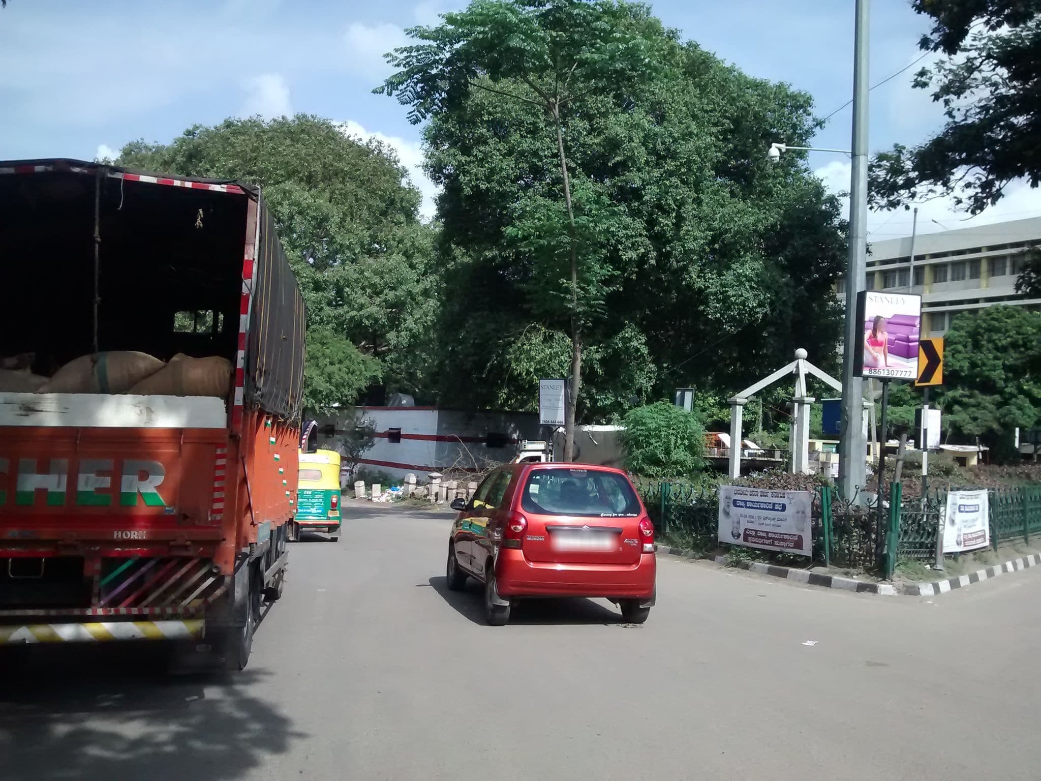 Street view near Ywca Annexe Guest House, Bengaluru — © chethan (CC BY-SA · Mapillary)