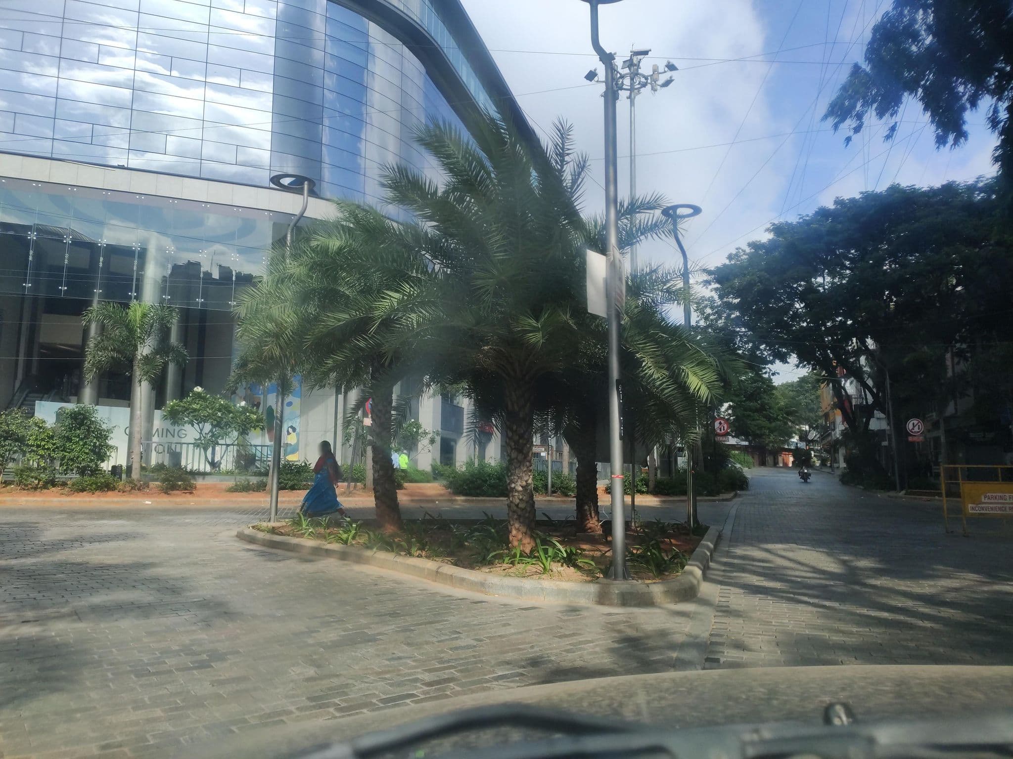 Street view near Hotel Empire, Bengaluru — © muruligowda (CC BY-SA · Mapillary)