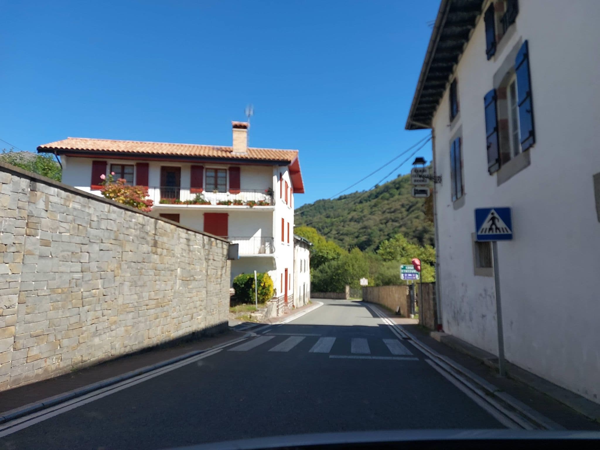 Street view near Etxezuria landetxea, Saint-Jean-Pied-de-Port — © 5rmft (CC BY-SA · Mapillary)