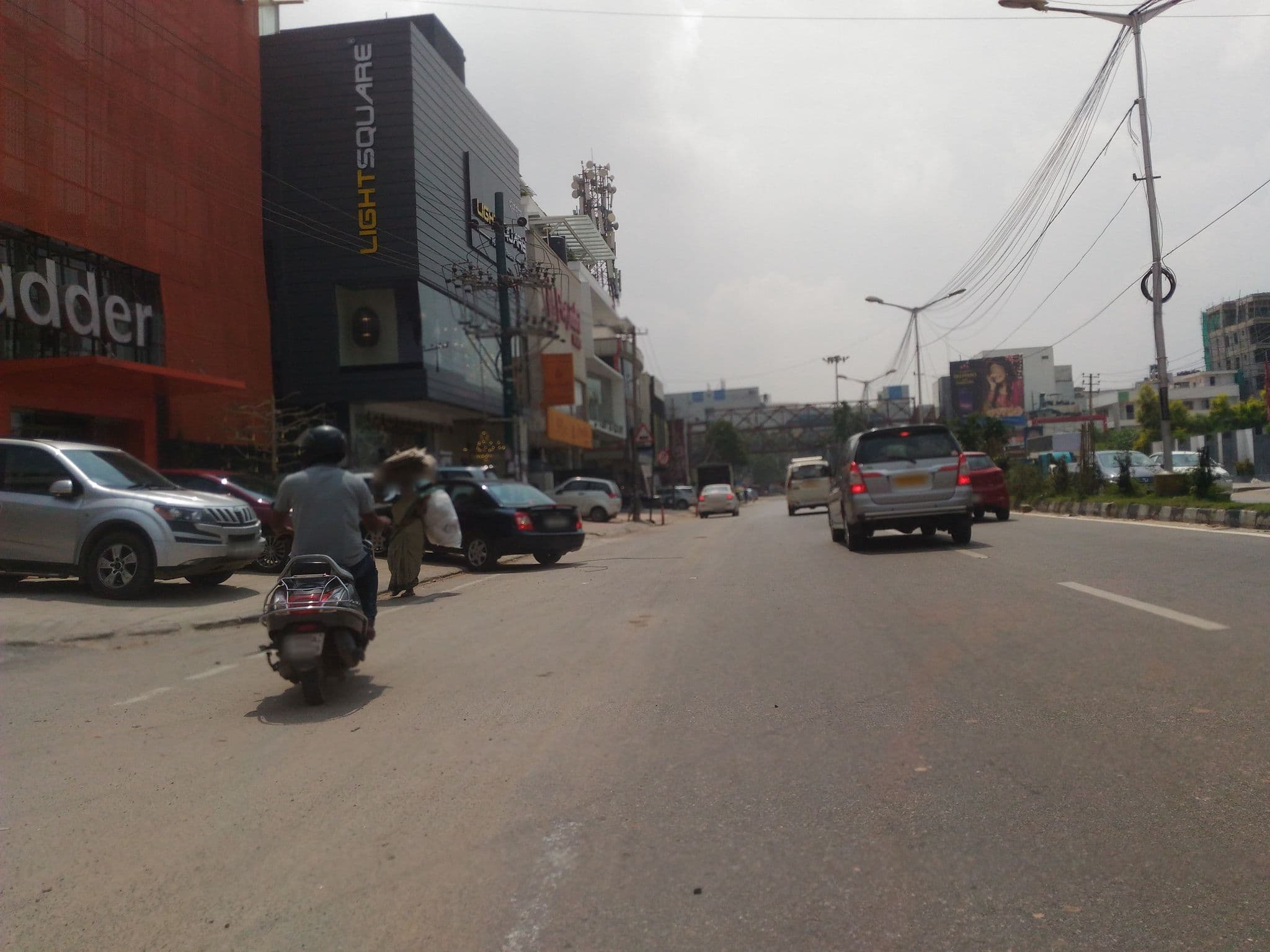 Street view near The Leela Park By Tgi, Bengaluru — © yogi (CC BY-SA · Mapillary)