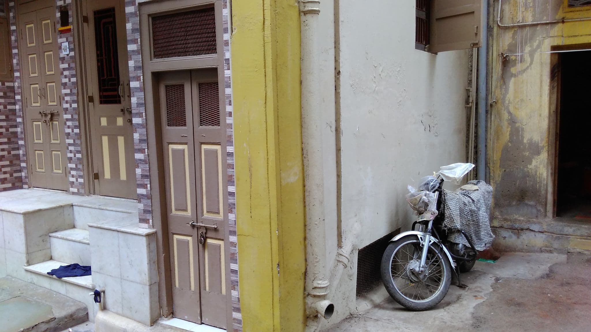 Street view near Bavashi Heritage Hostel, Ahmedabad — © ahmedabadmappingproject (CC BY-SA · Mapillary)