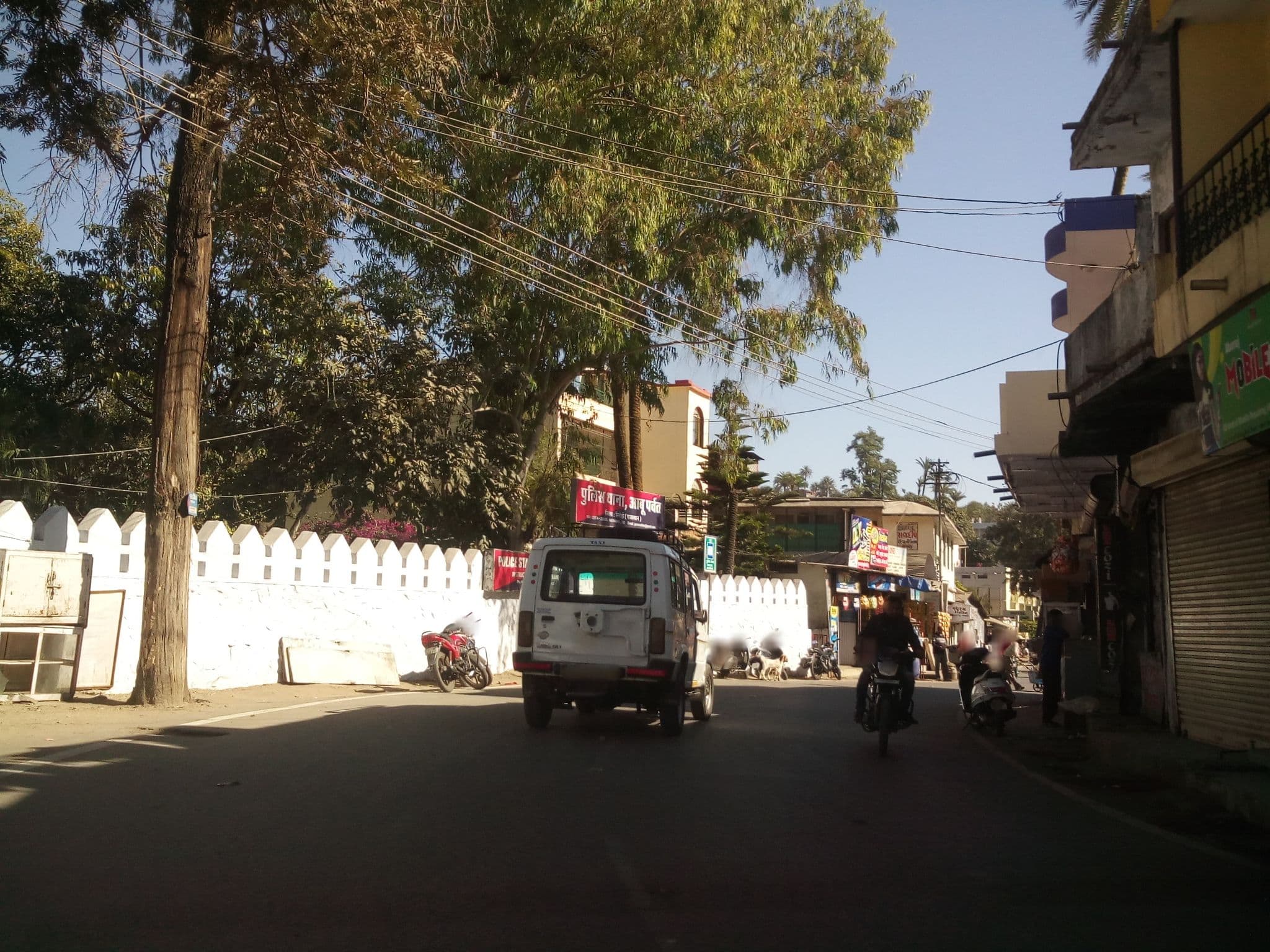 Street view near Sheth Shri Raghunath Parihar Inn, Ābu — © shravan91 (CC BY-SA · Mapillary)