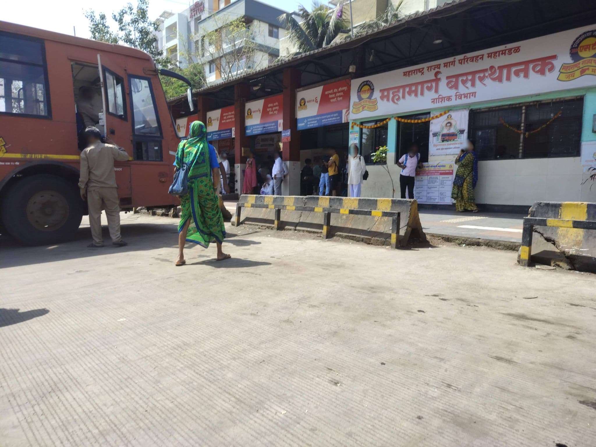 Street view near OYO 46833 Hotel Sai Chatra, Nashik — © zubardo (CC BY-SA · Mapillary)
