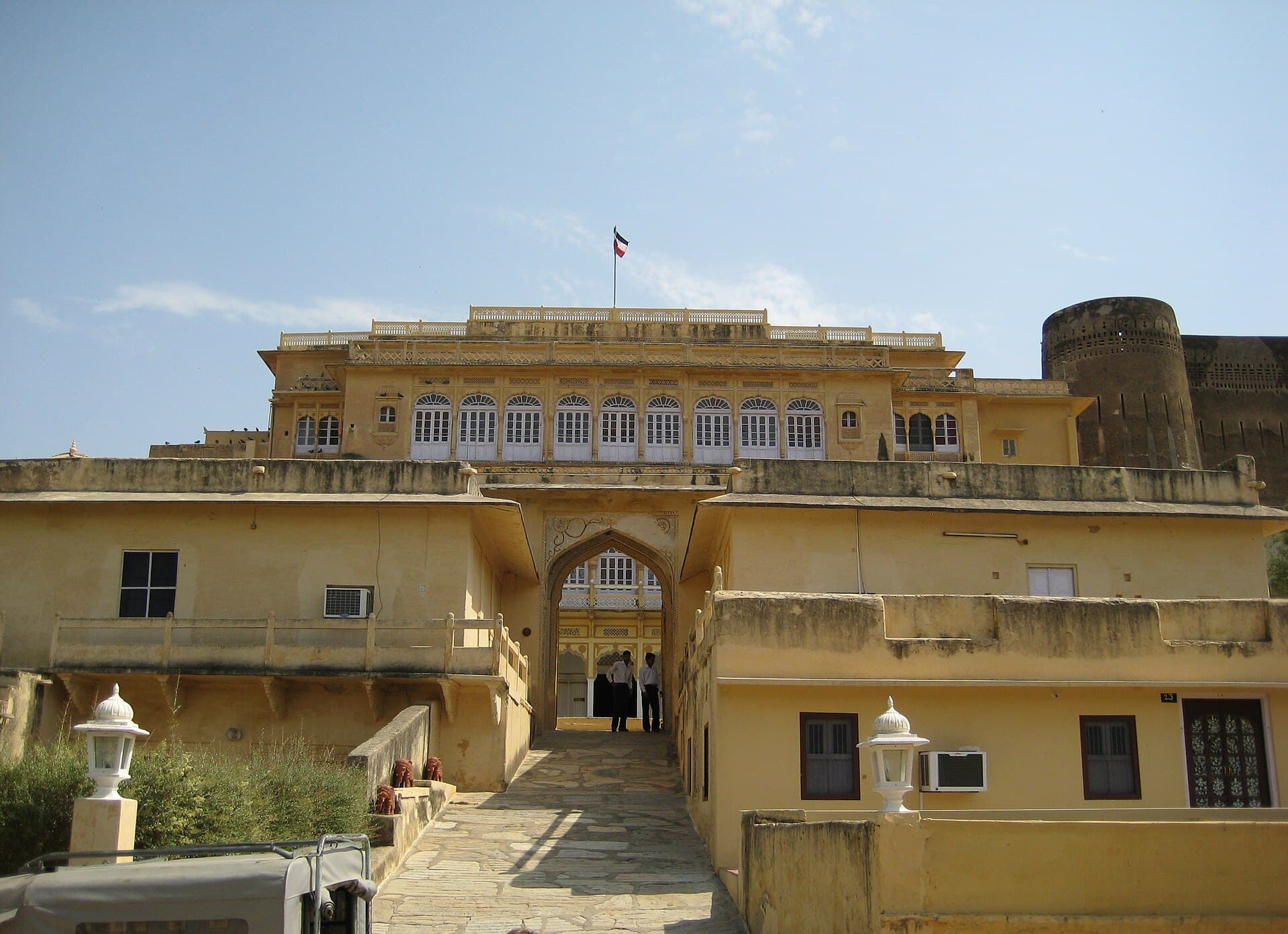 Roopangarh Fort Heritage Hotel (via Wikimedia Commons, CC BY-SA 3.0)
