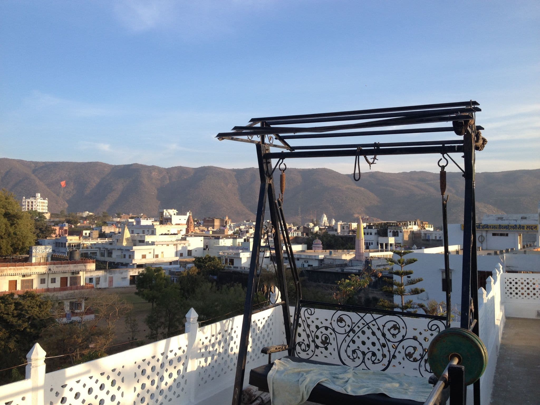 Street view near Madho Sudan White House, Pushkar — © elisetufvesson (CC BY-SA · Mapillary)