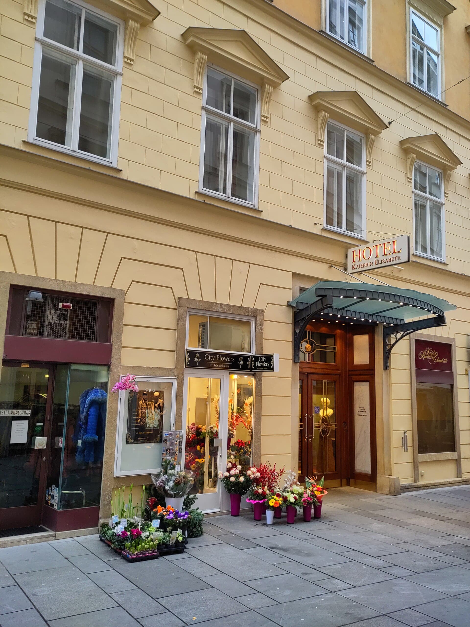 Hotel Kaiserin Elisabeth (via Wikimedia Commons, CC BY-SA 4.0)