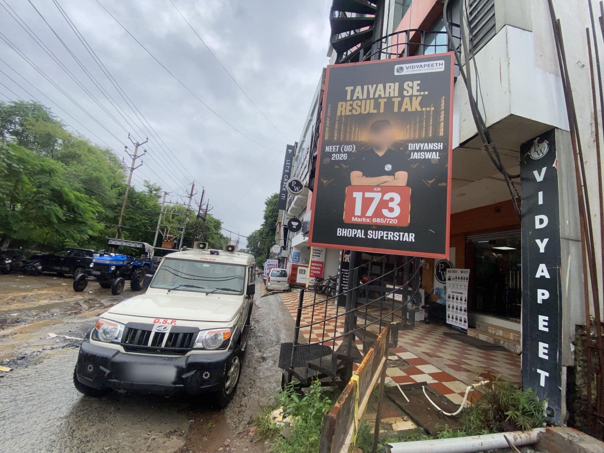 Street view near OYO 4558 Shree Vinayak Palace, Bhopal — © mansa_52 (CC BY-SA · Mapillary)