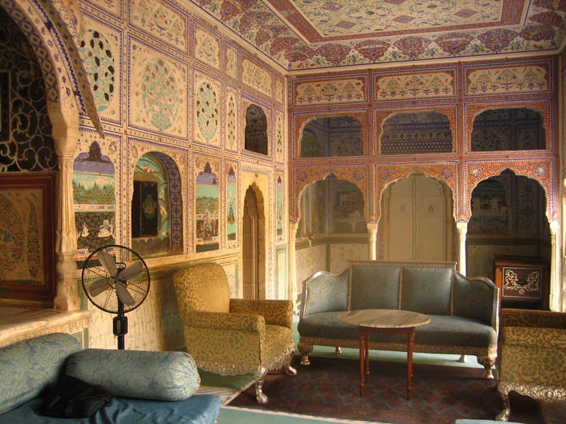 Samode Palace (via Wikimedia Commons, CC BY 2.0)