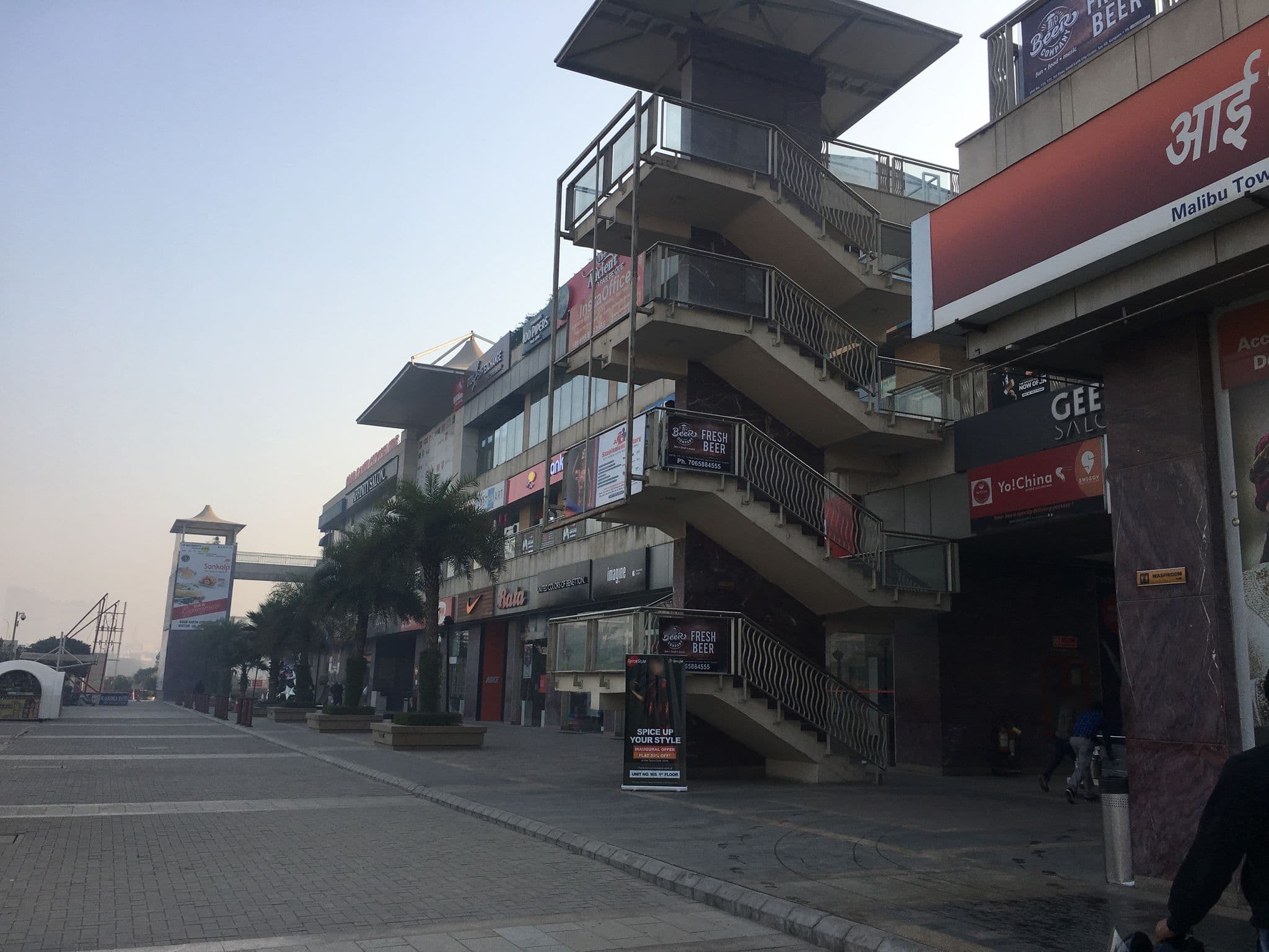 Street view near Hotel Formule 1, Bādshāhpur — © pratyushks (CC BY-SA · Mapillary)