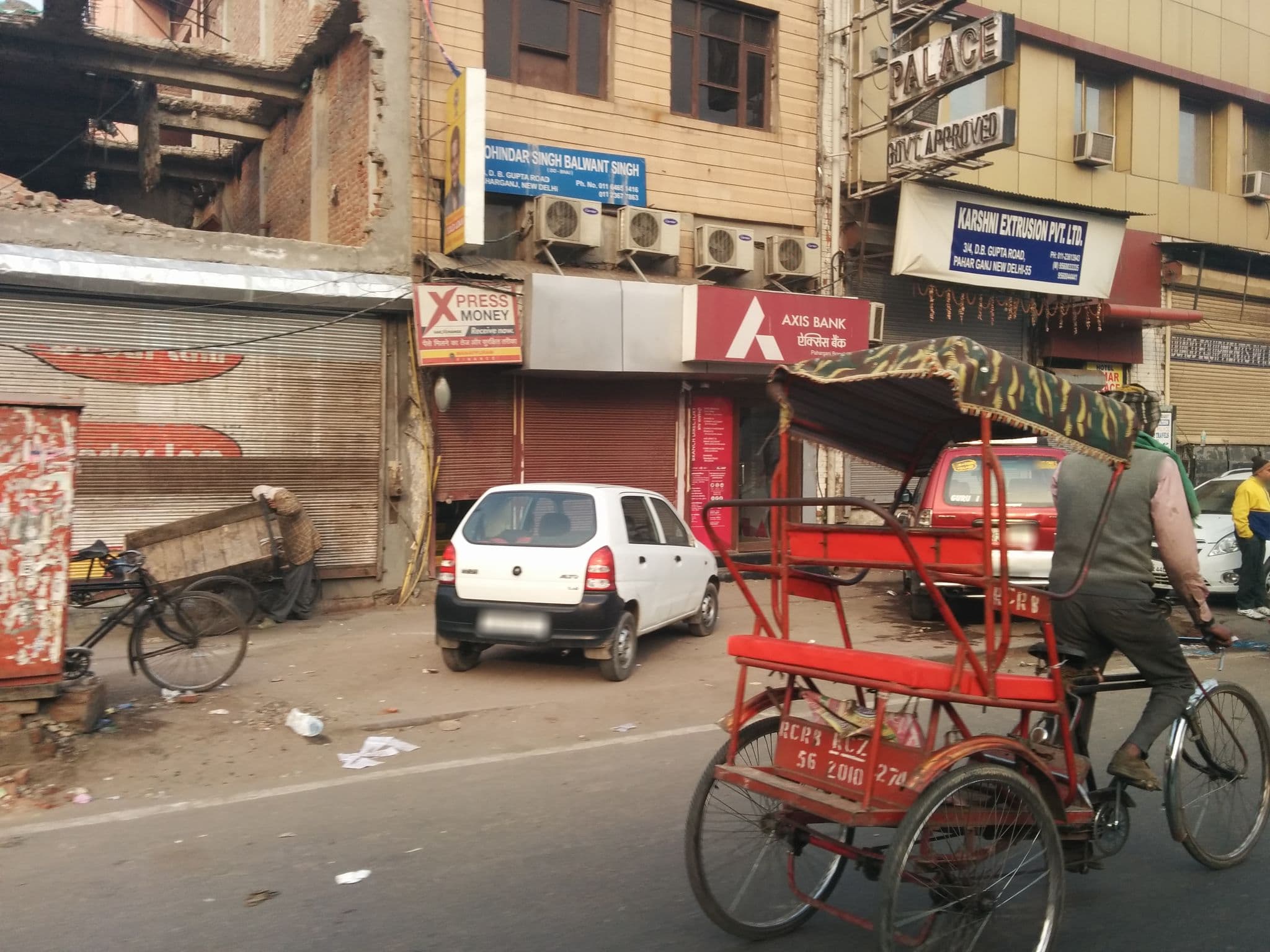 Street view near Oak Plaza, Delhi — © sashazykov (CC BY-SA · Mapillary)