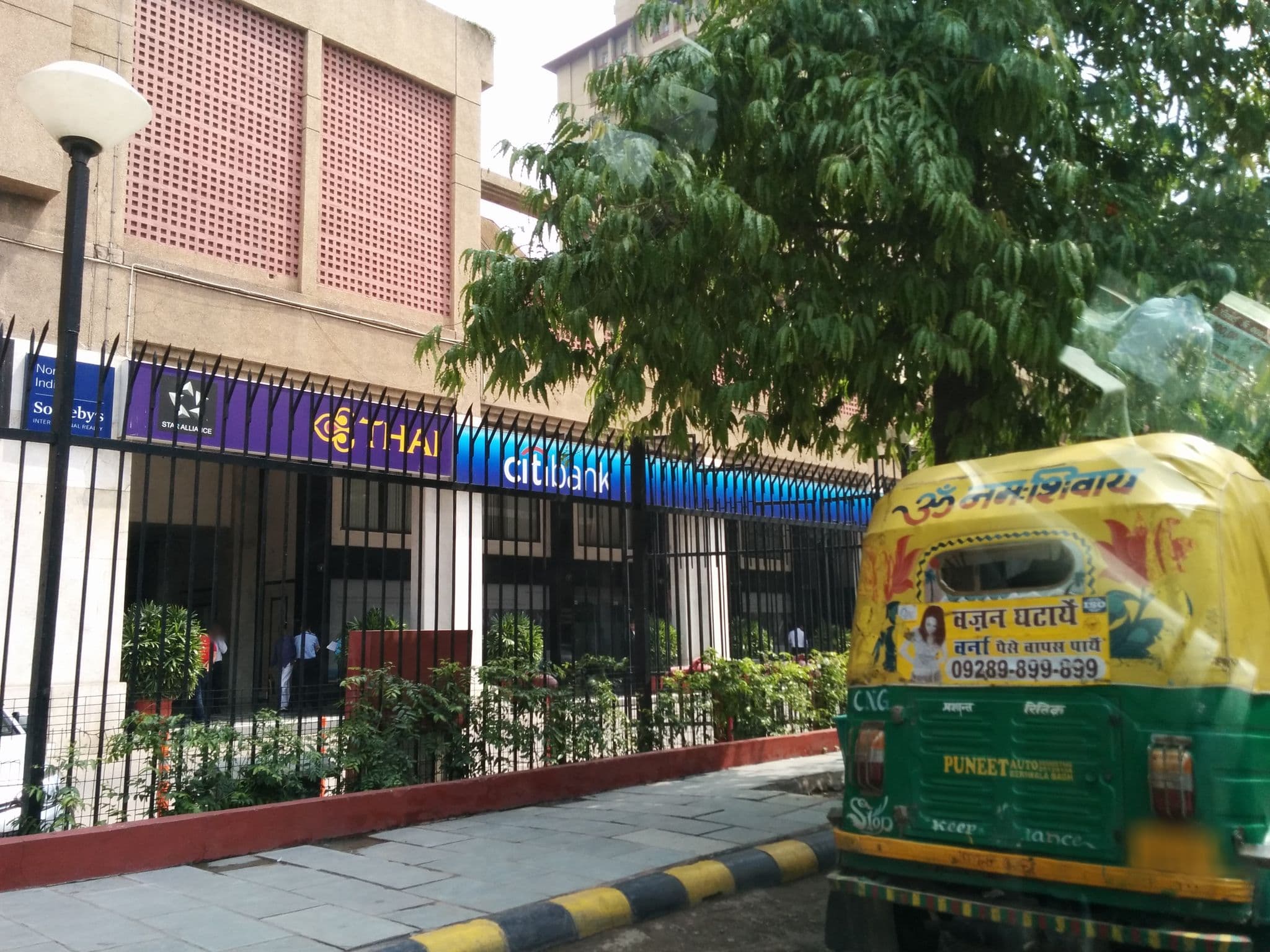 Street view near Lutyen's Lounge, Eros hotel, Kotla Mahigiran — © harishpillay (CC BY-SA · Mapillary)