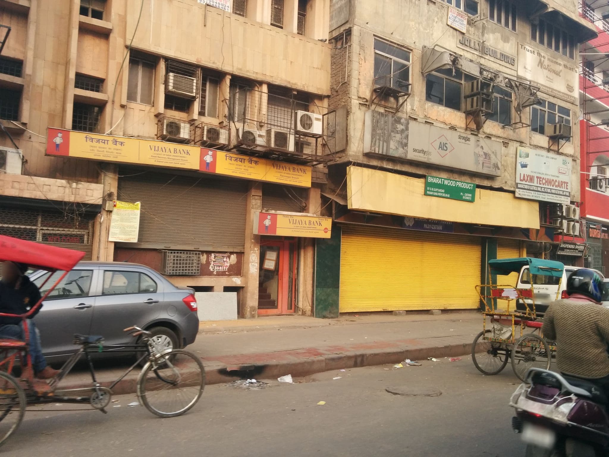 Street view near Hotel Amba Deluxe, Delhi — © sashazykov (CC BY-SA · Mapillary)