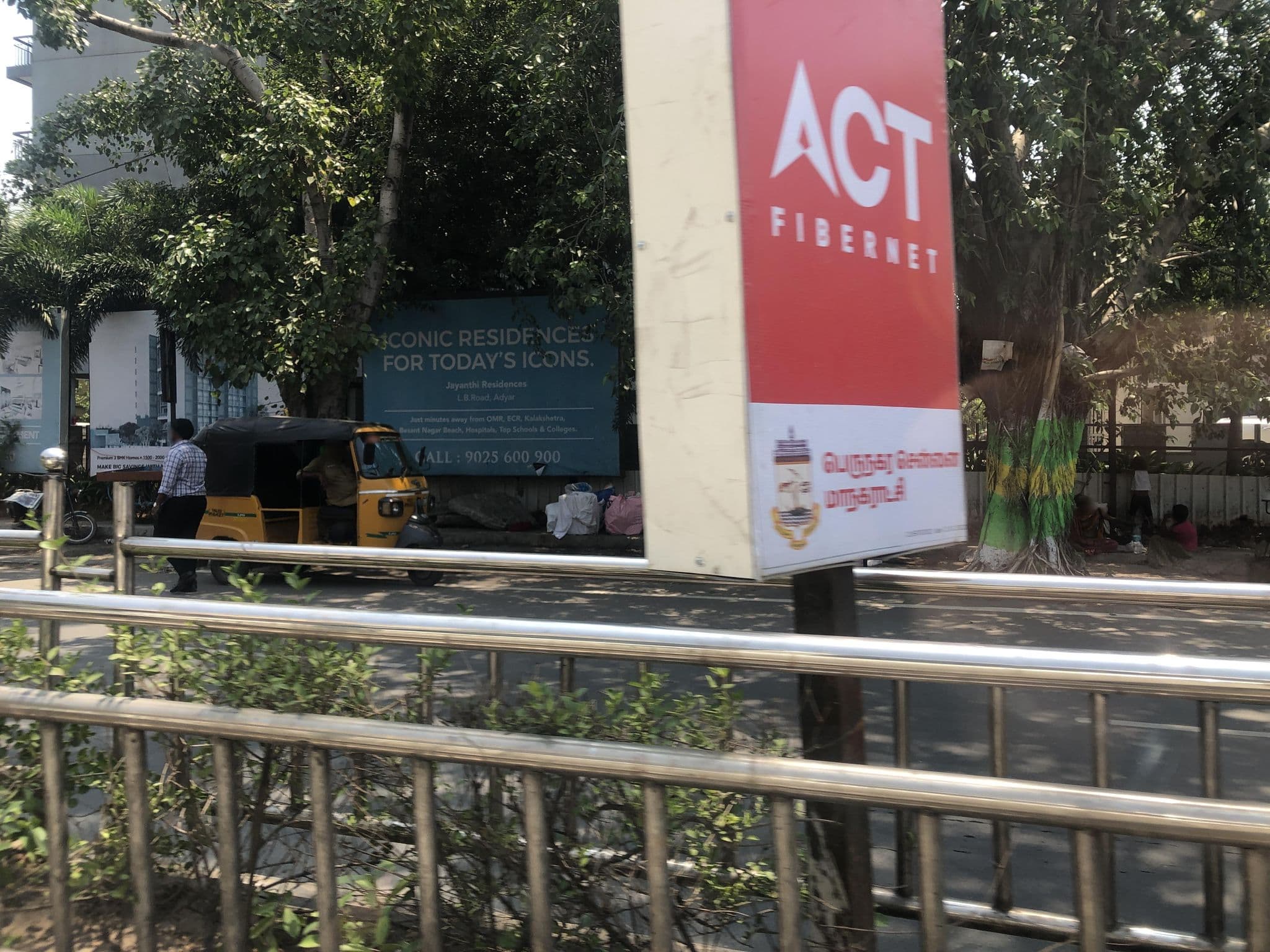 Street view near City manor, Gāndhī Nagar — © olily (CC BY-SA · Mapillary)