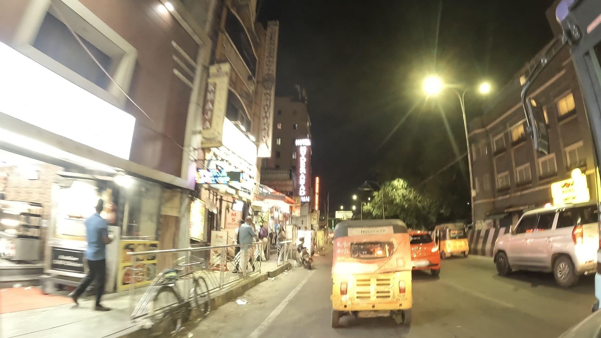 Street view near Sri Andhra Bhavan, Chennai — © sudharsanamurthy (CC BY-SA · Mapillary)