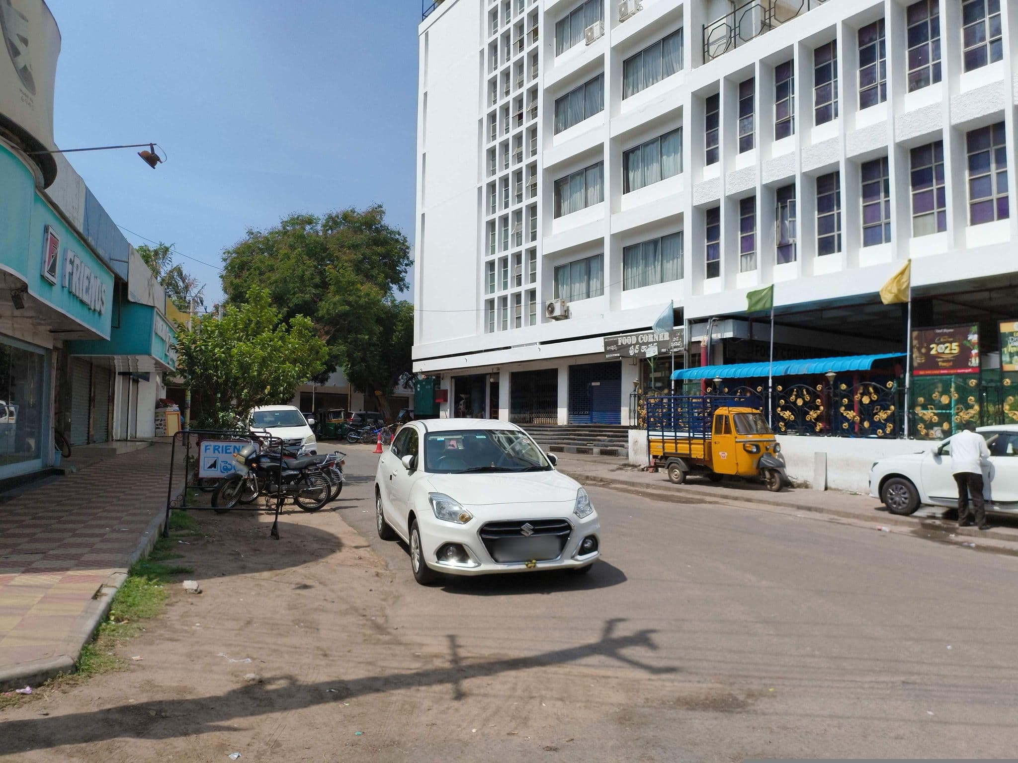 Street view near Hotel Ilapuram, Vijayawada — © ph4ni (CC BY-SA · Mapillary)