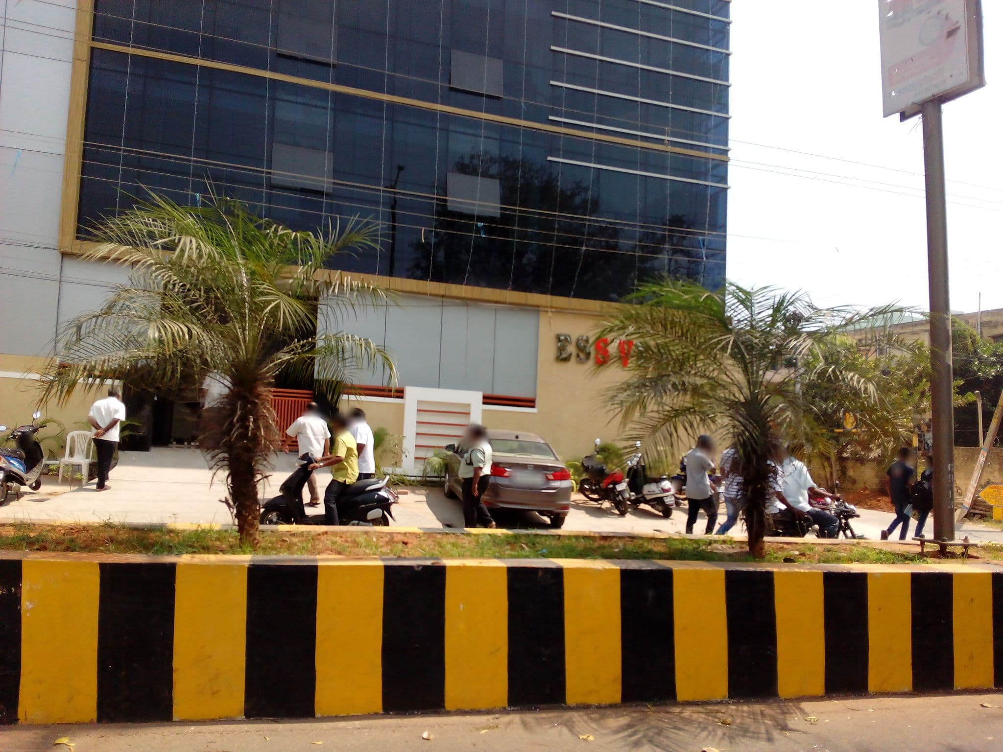 Street view near FabHotel Essvee, Vijayawada — © bhaskar (CC BY-SA · Mapillary)